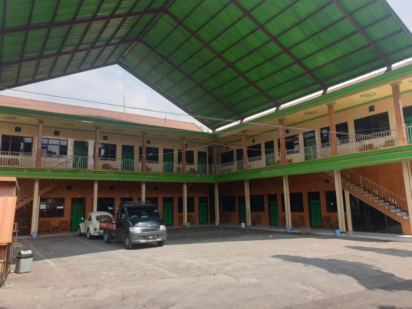 Facade/entrance in Hotel O Houstel Darma Syariah