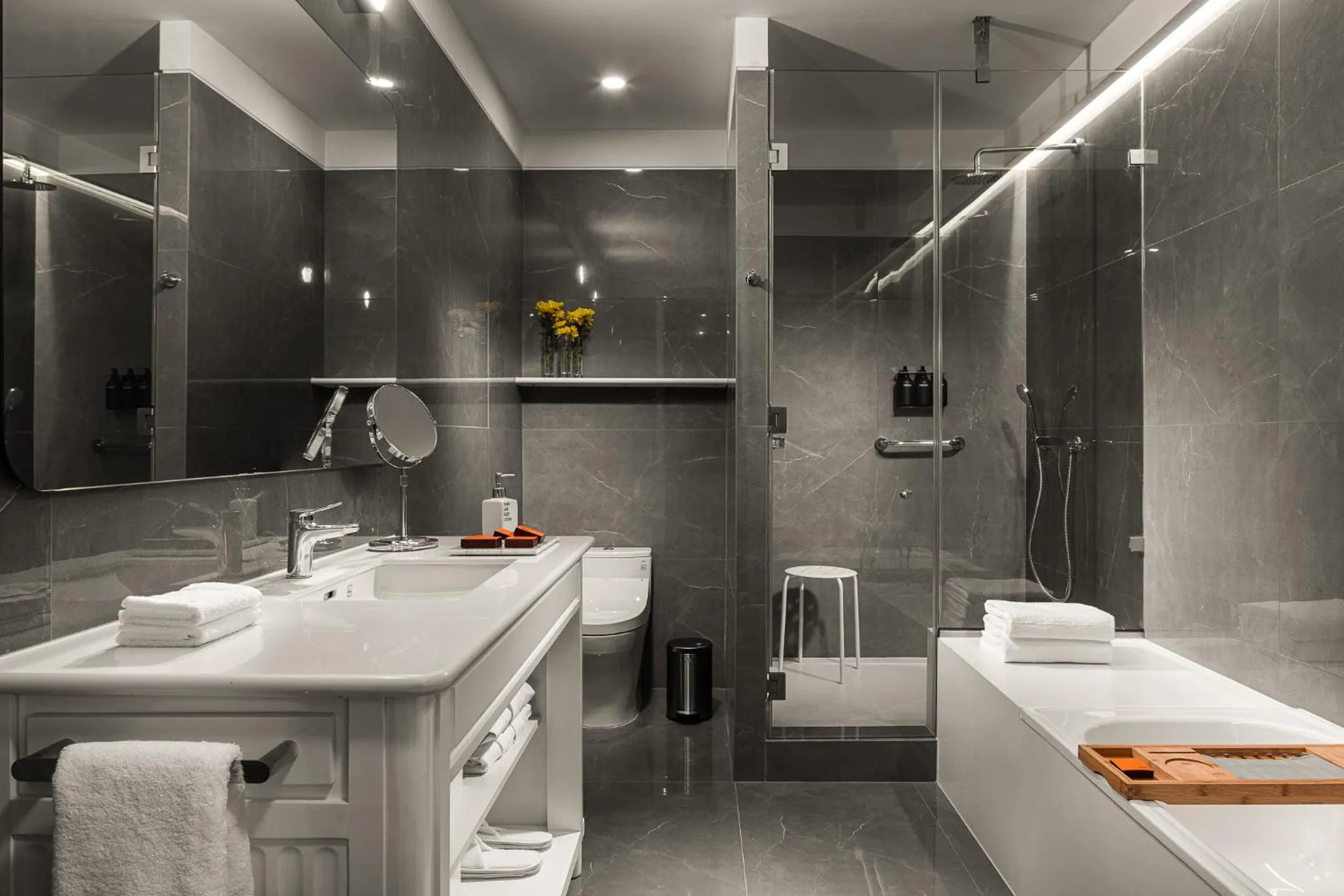 Shower in Debaines Hotel Santiago