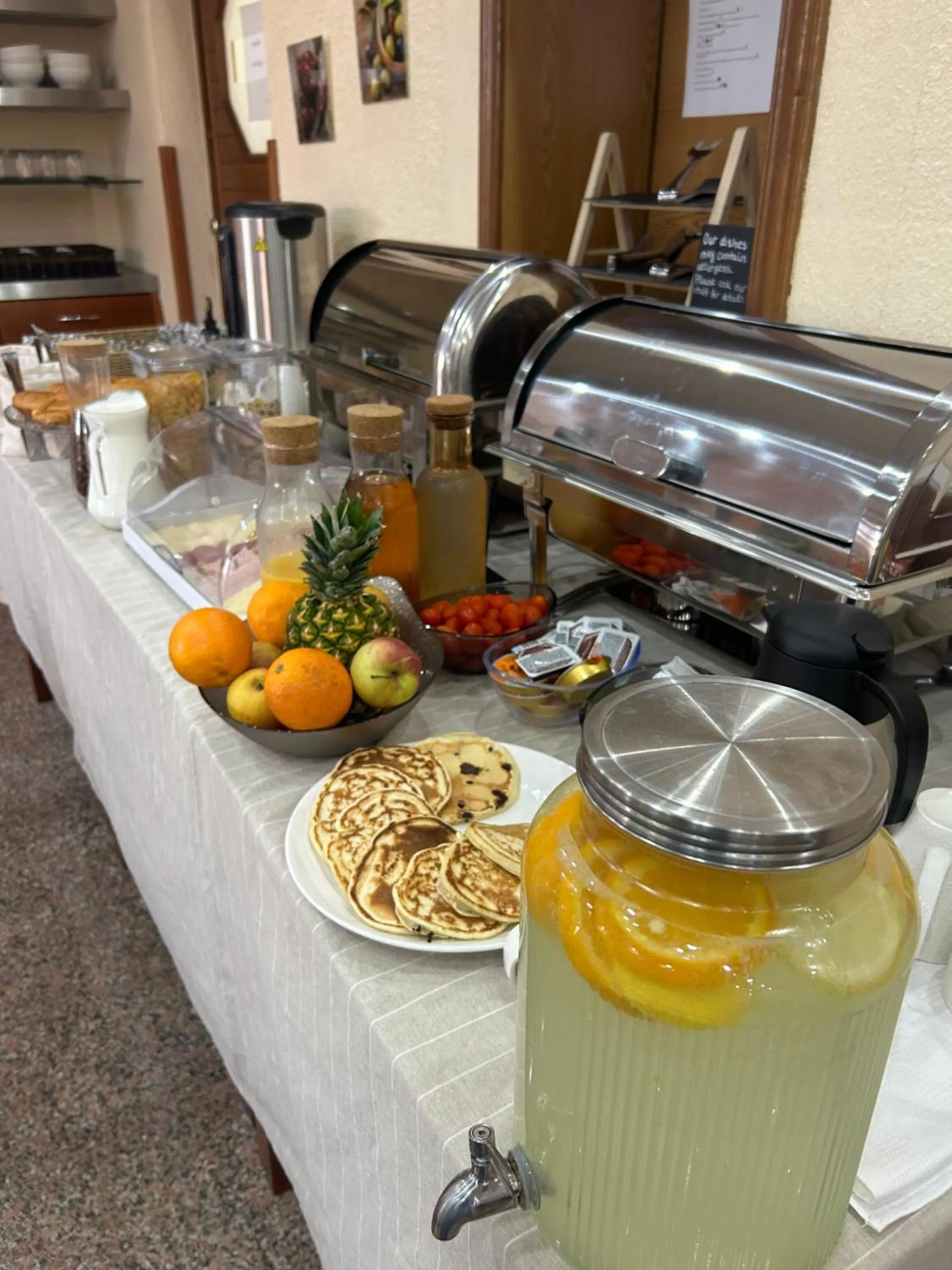 Food and drinks in Artena Hotel