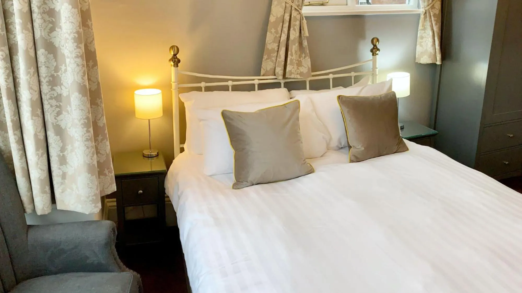 Bathroom, Bed in The Crescent York