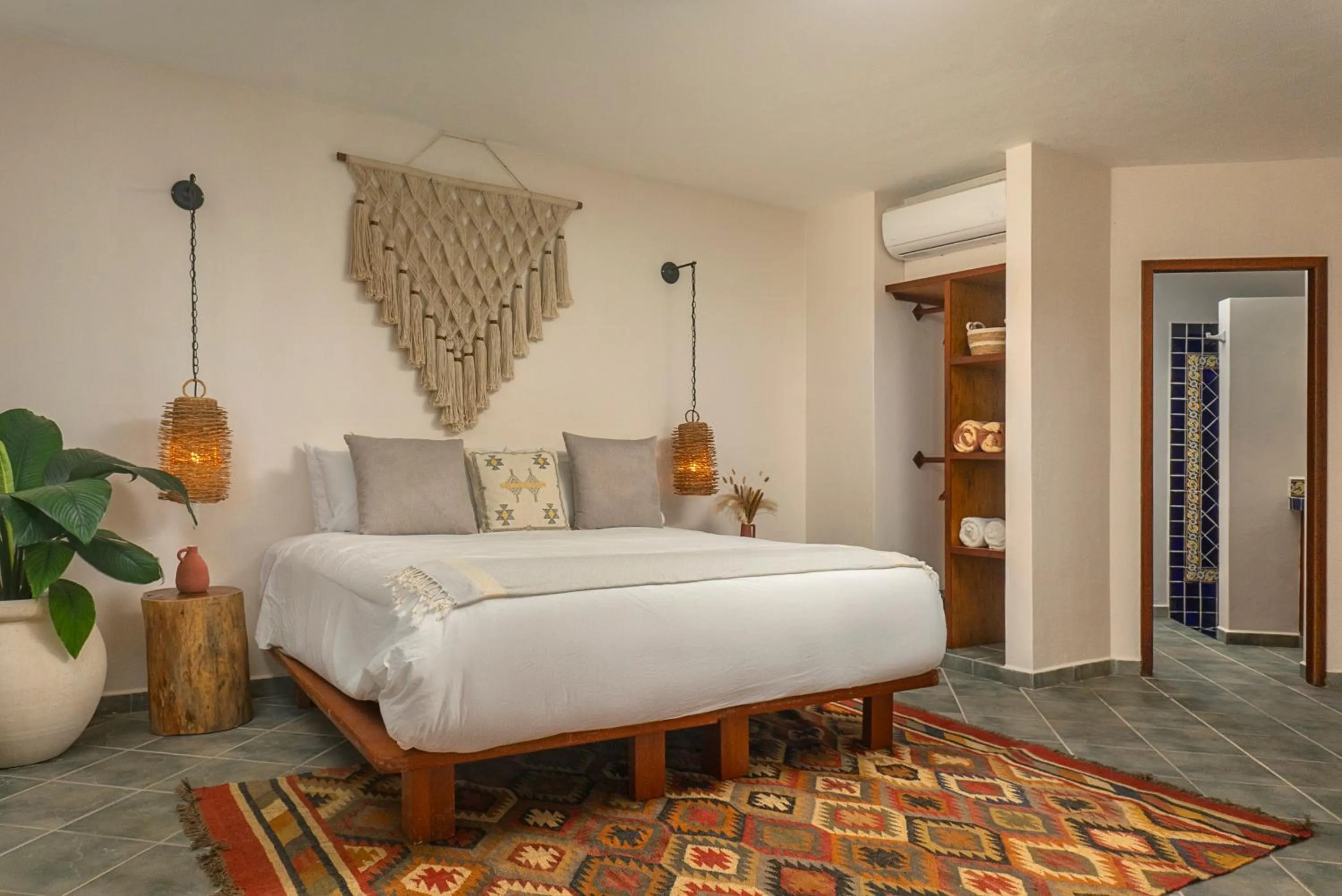 Photo of the whole room, Bed in Mantaray Tulum