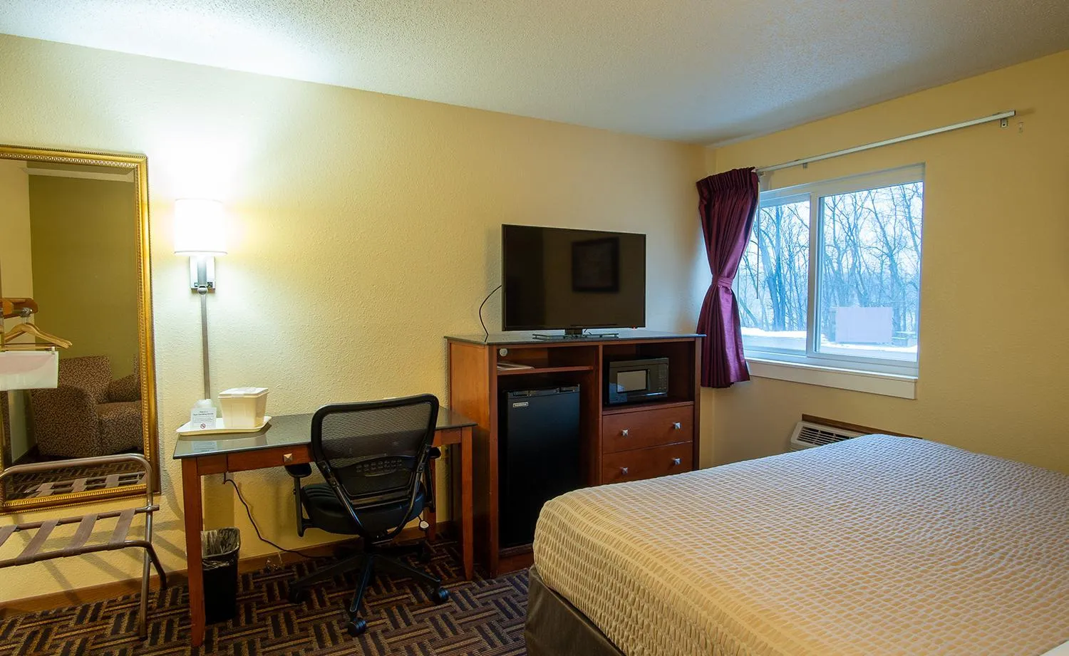 TV and multimedia, Bed in Coratel Inn and Suites By Jasper River Falls