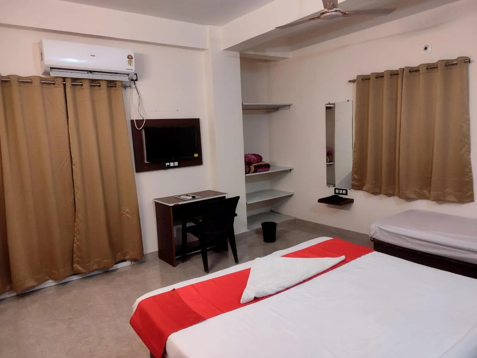 Bed in Hotel Siddhi Residency 200 meter from Aiims