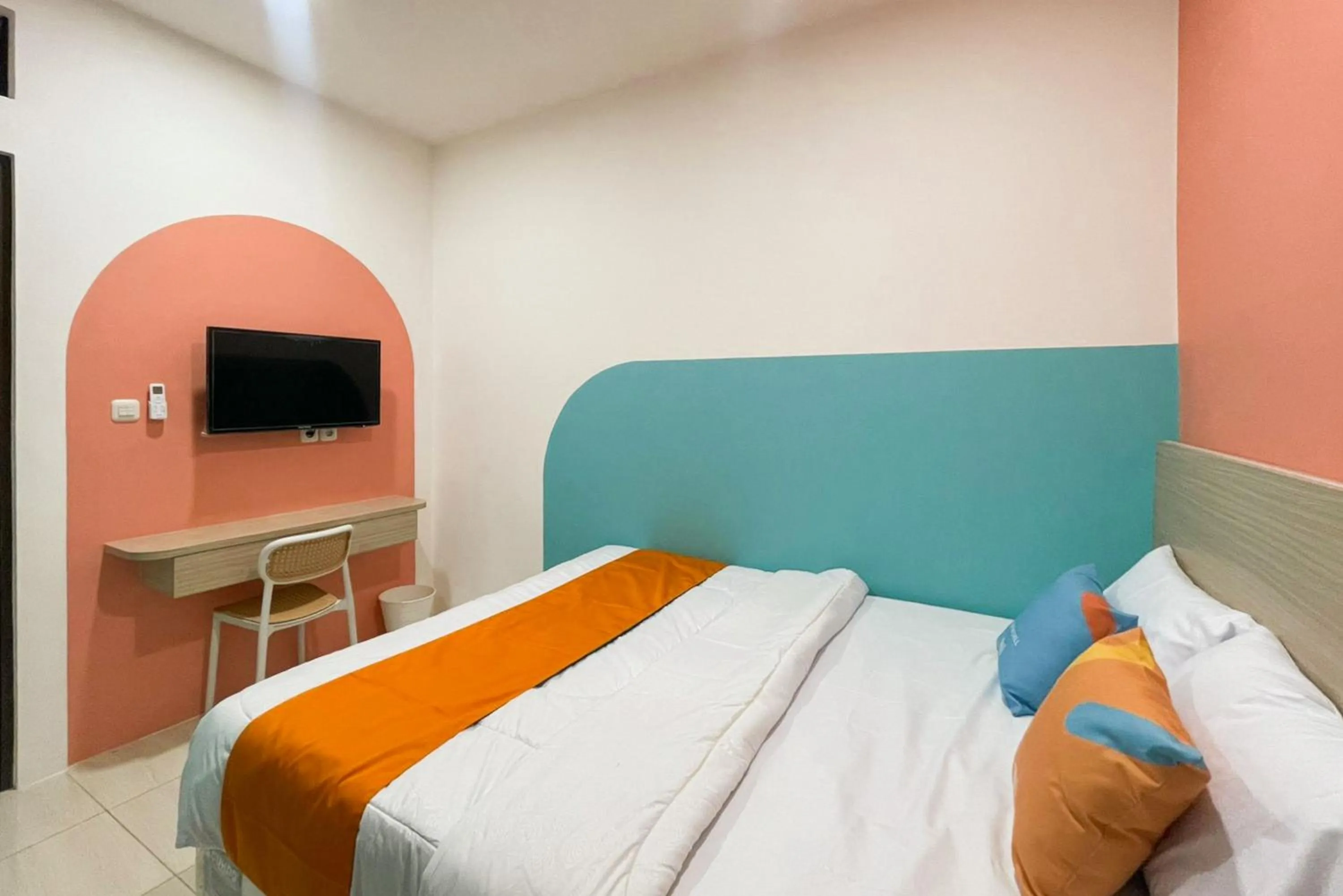 Bedroom, Bed in Sans Hotel Cengkareng