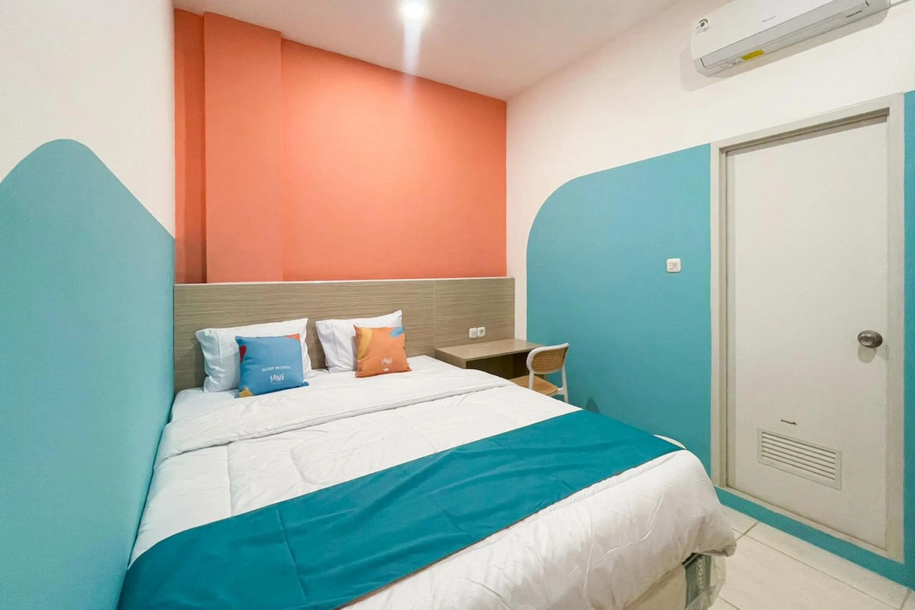 Bedroom, Bed in Sans Hotel Cengkareng