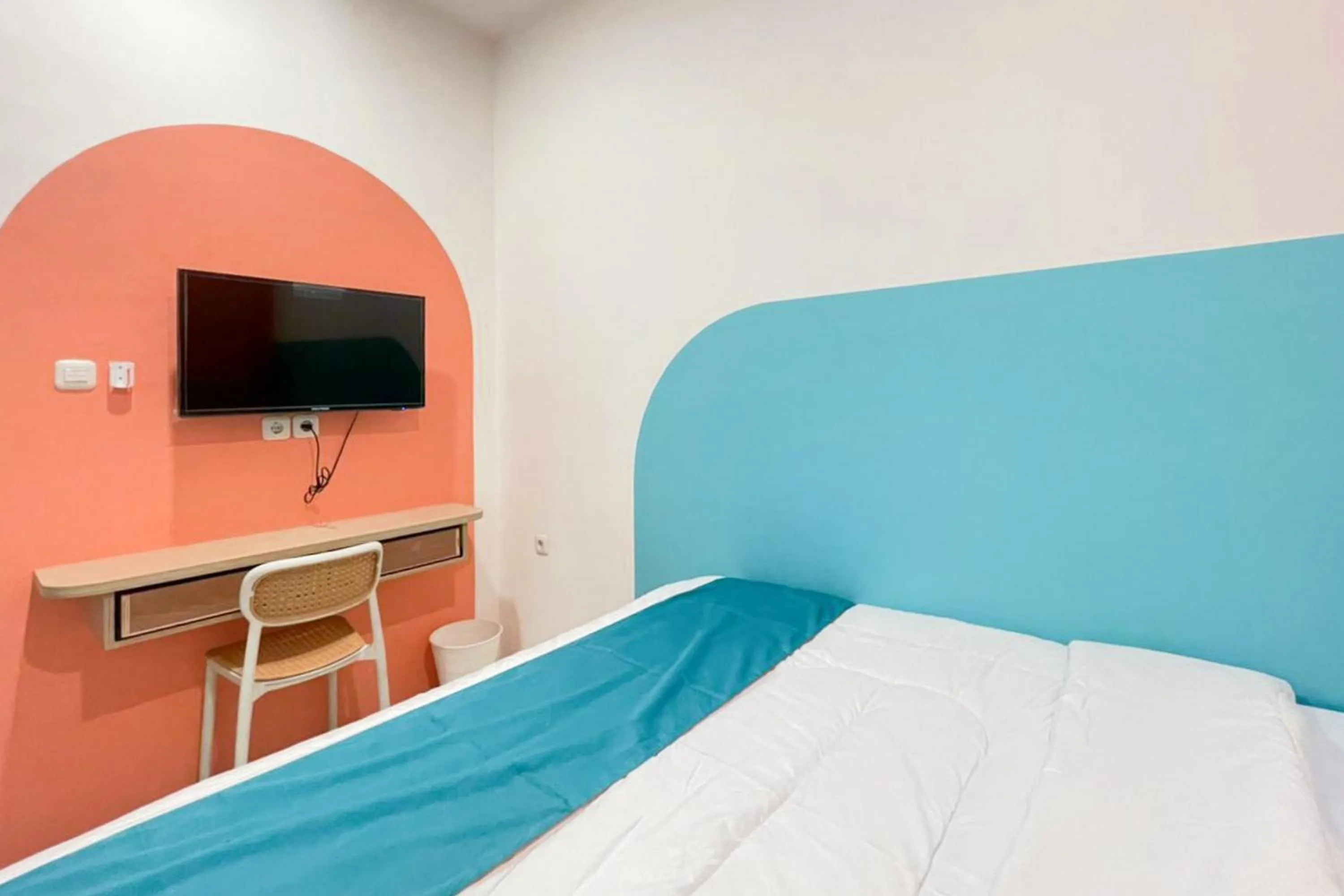 Bedroom, Bed in Sans Hotel Cengkareng