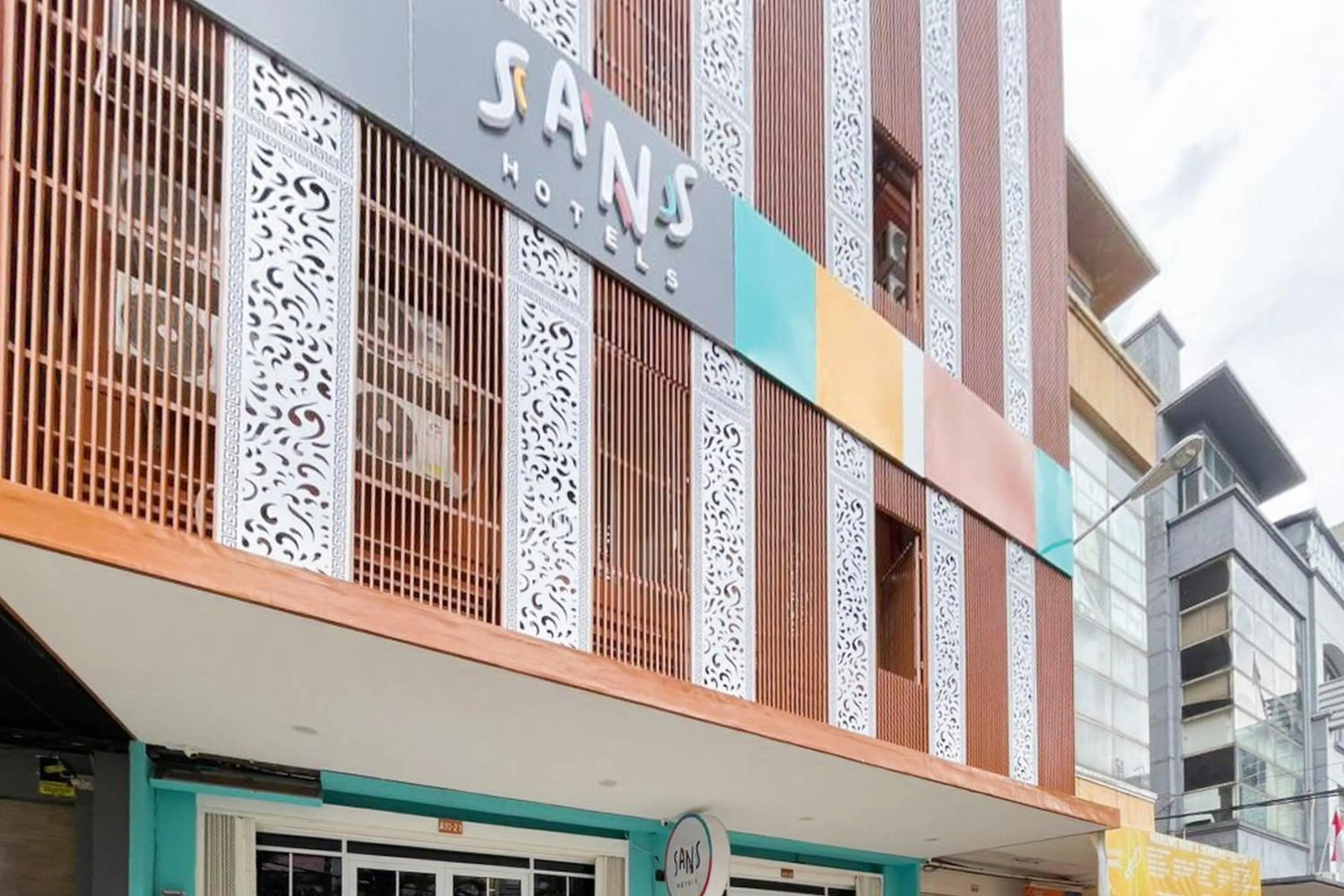 Facade/entrance in Sans Hotel Cengkareng