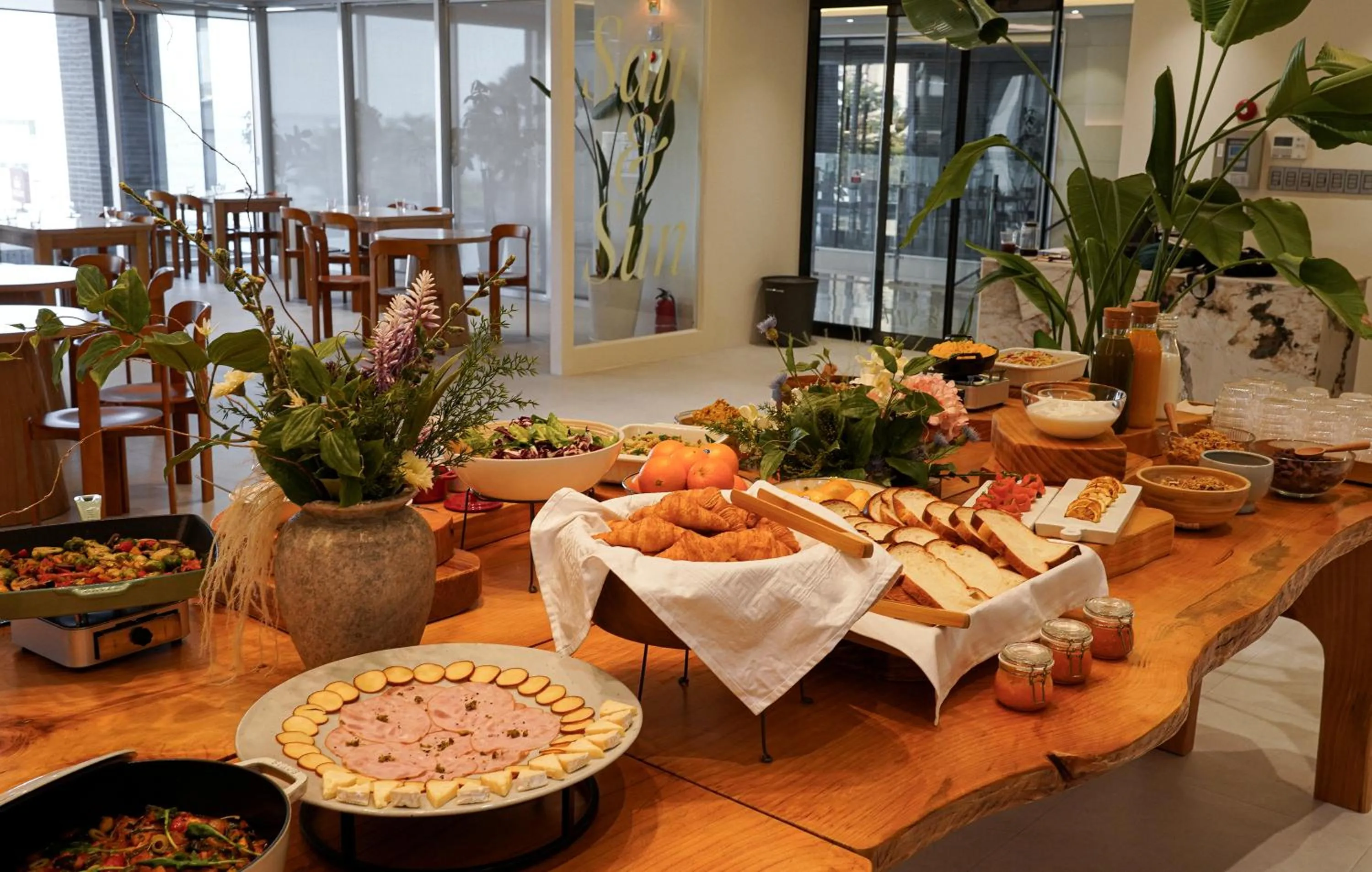 Restaurant/places to eat in Mer de laube Hotel