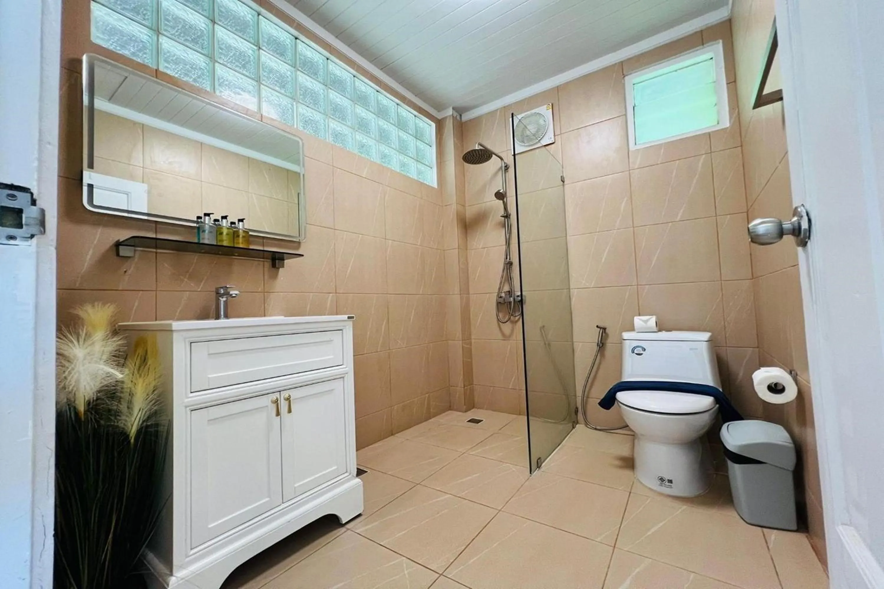Bathroom in Panorama Ocean Villas, Kamala