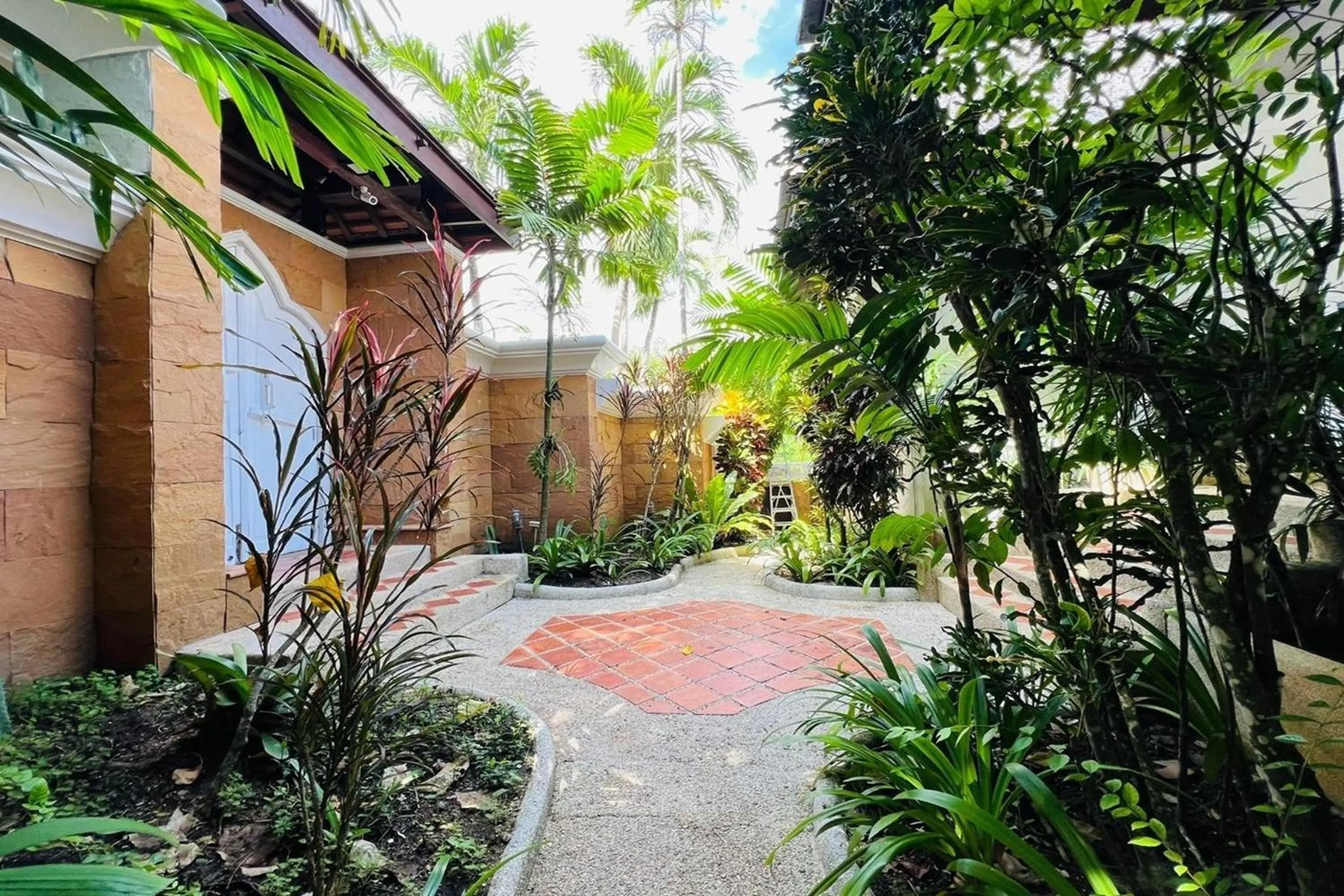 Property building in Panorama Ocean Villas, Kamala