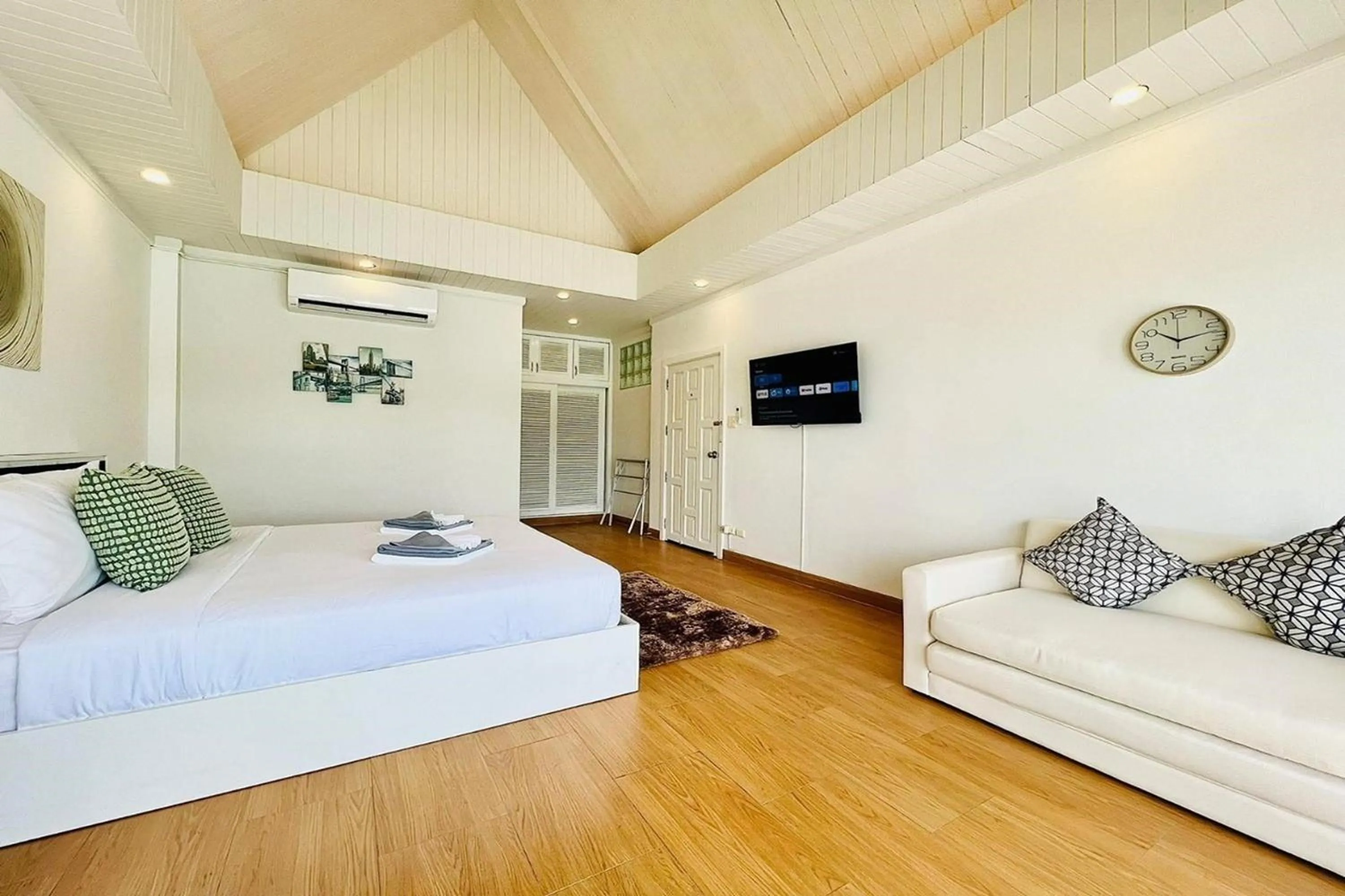 Bedroom in Panorama Ocean Villas, Kamala