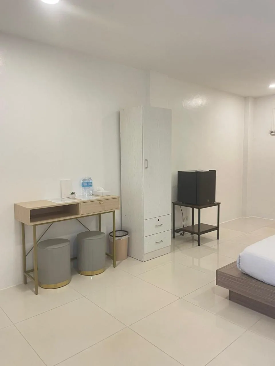 Photo of the whole room, Bed in HOTEL the MIR