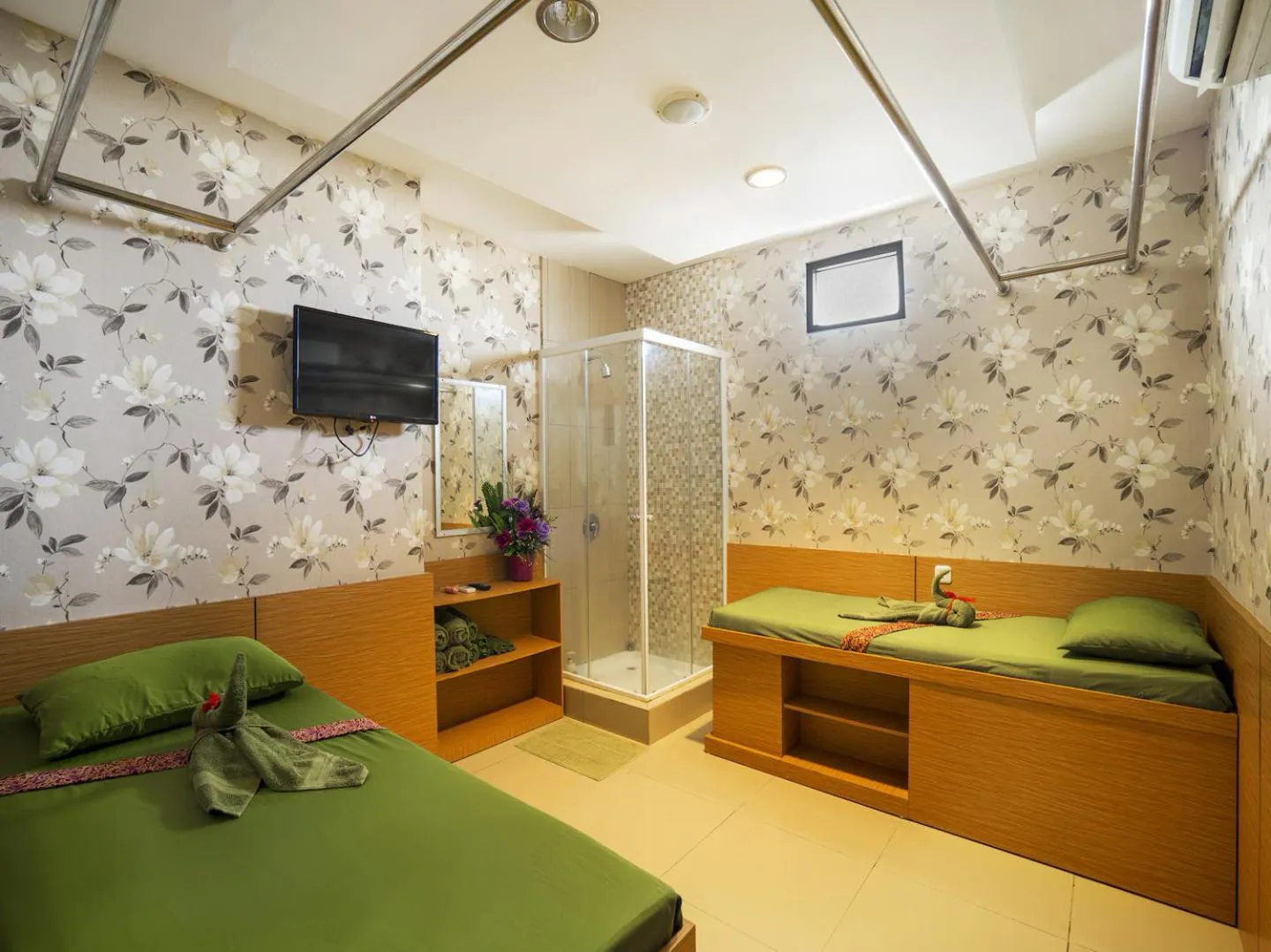 Spa and wellness centre/facilities, Bed in Hotel Grand Kartika