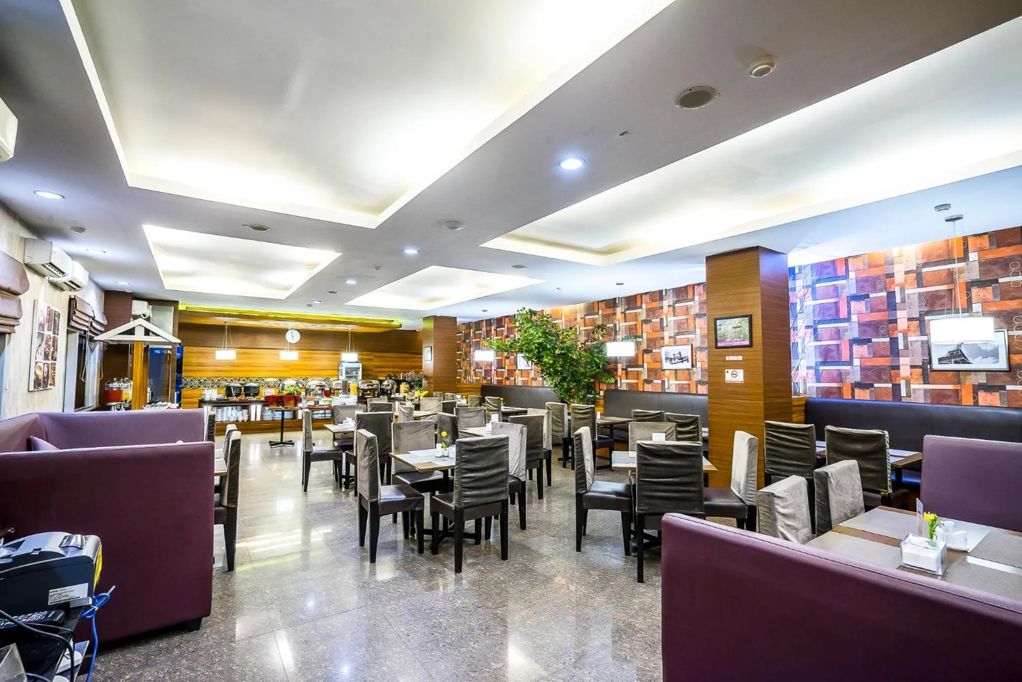 Restaurant/places to eat in Hotel Grand Kartika
