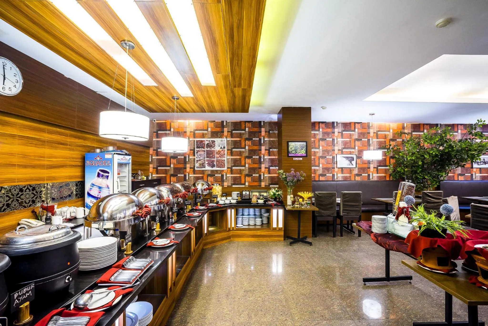 Restaurant/places to eat in Hotel Grand Kartika