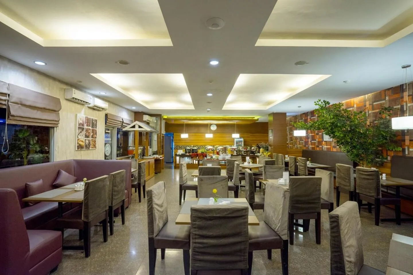 Restaurant/places to eat in Hotel Grand Kartika