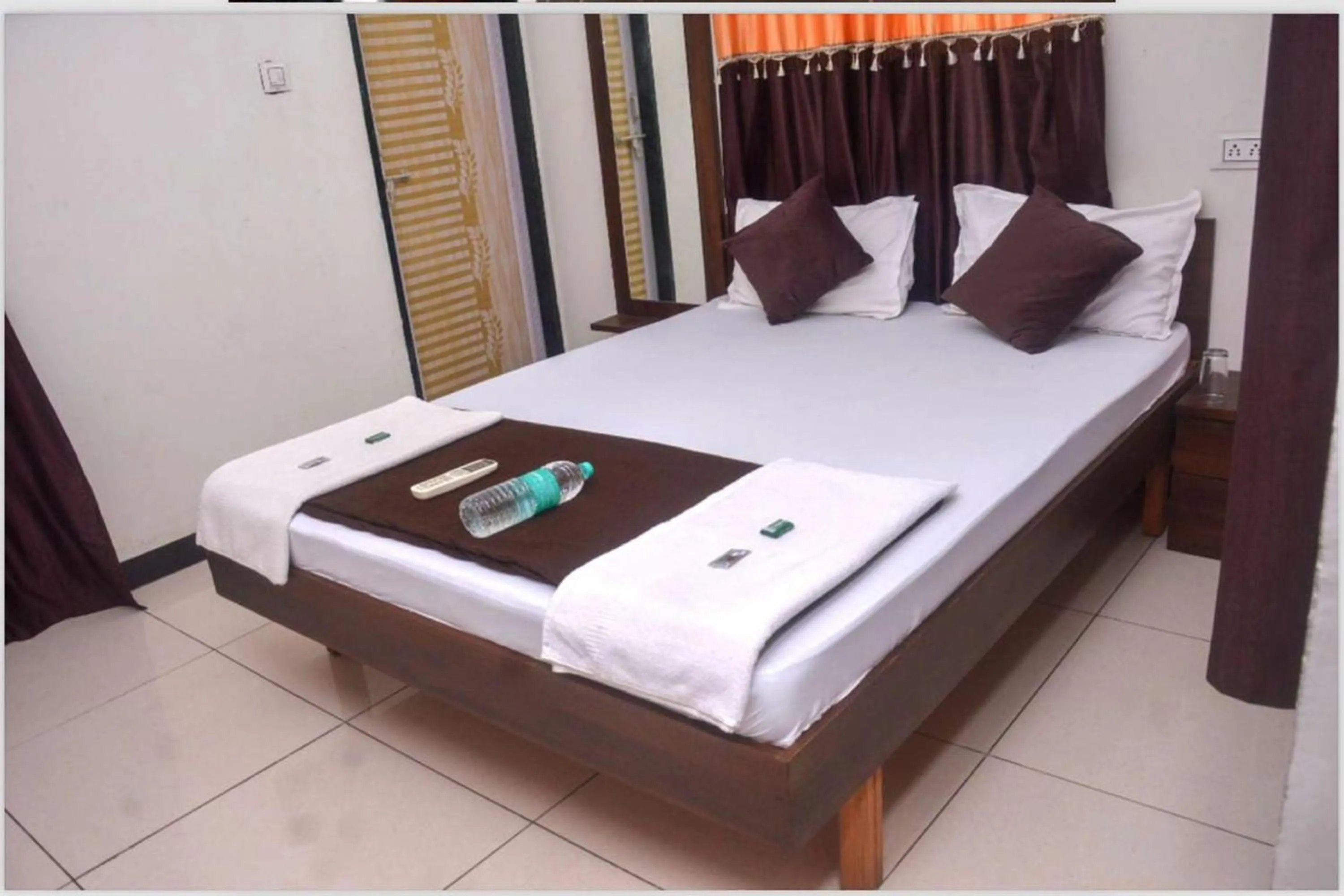 Bedroom, Bed in Hotel Kaanha - Dwarka