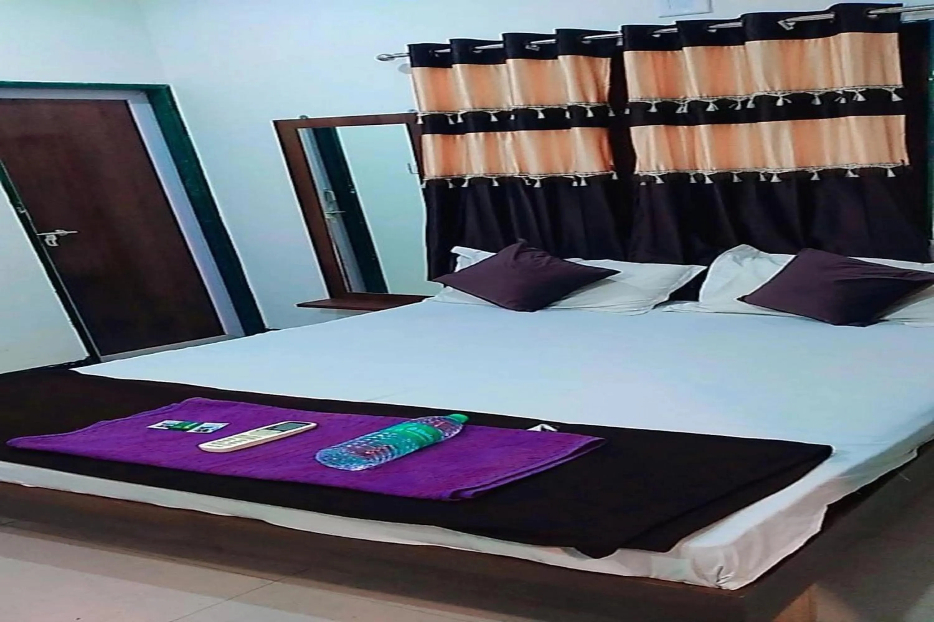 Bedroom, Bed in Hotel Kaanha - Dwarka