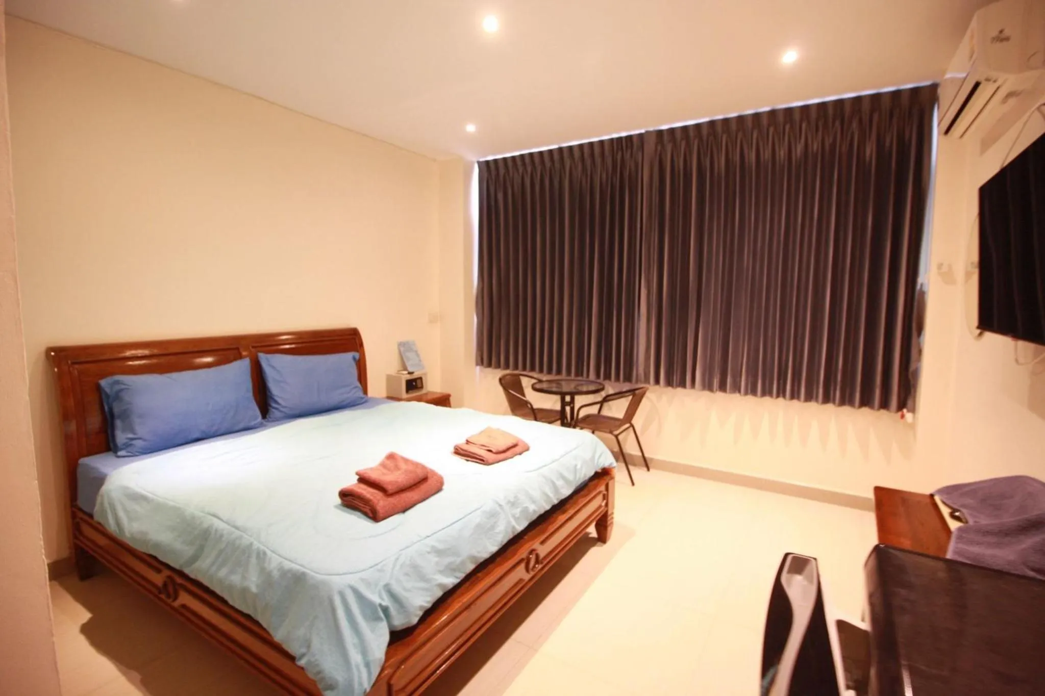 Photo of the whole room, Bed in Sorot Darika Jomtien Beach