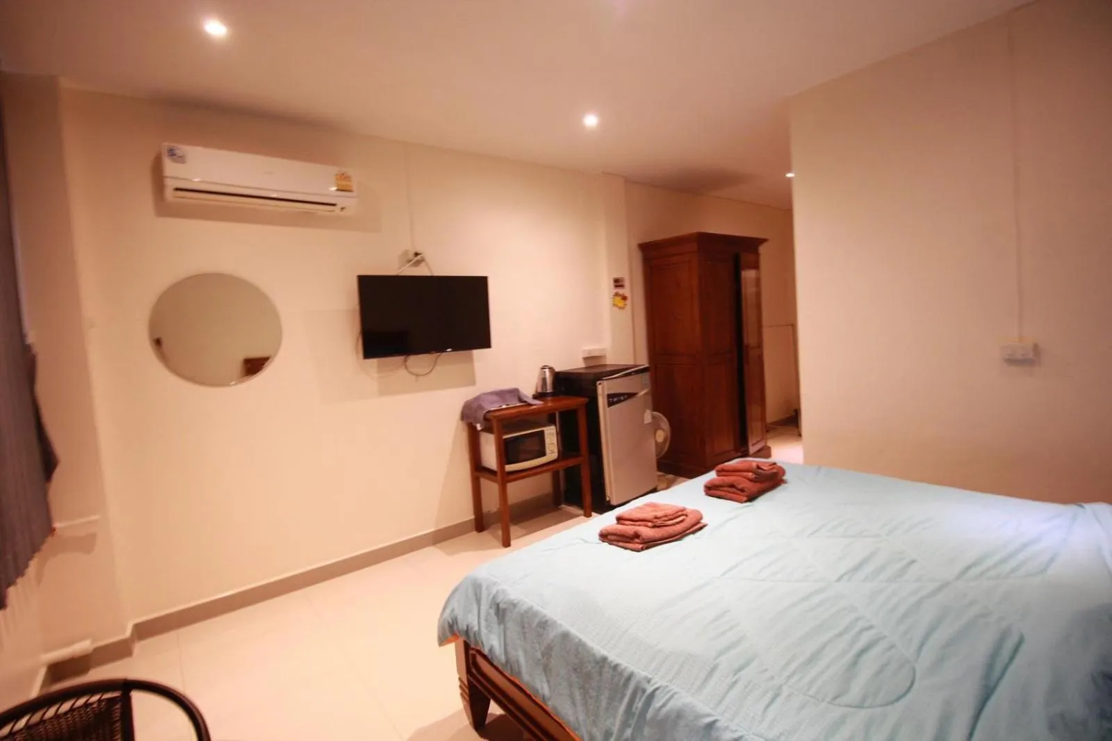 Photo of the whole room, Bed in Sorot Darika Jomtien Beach