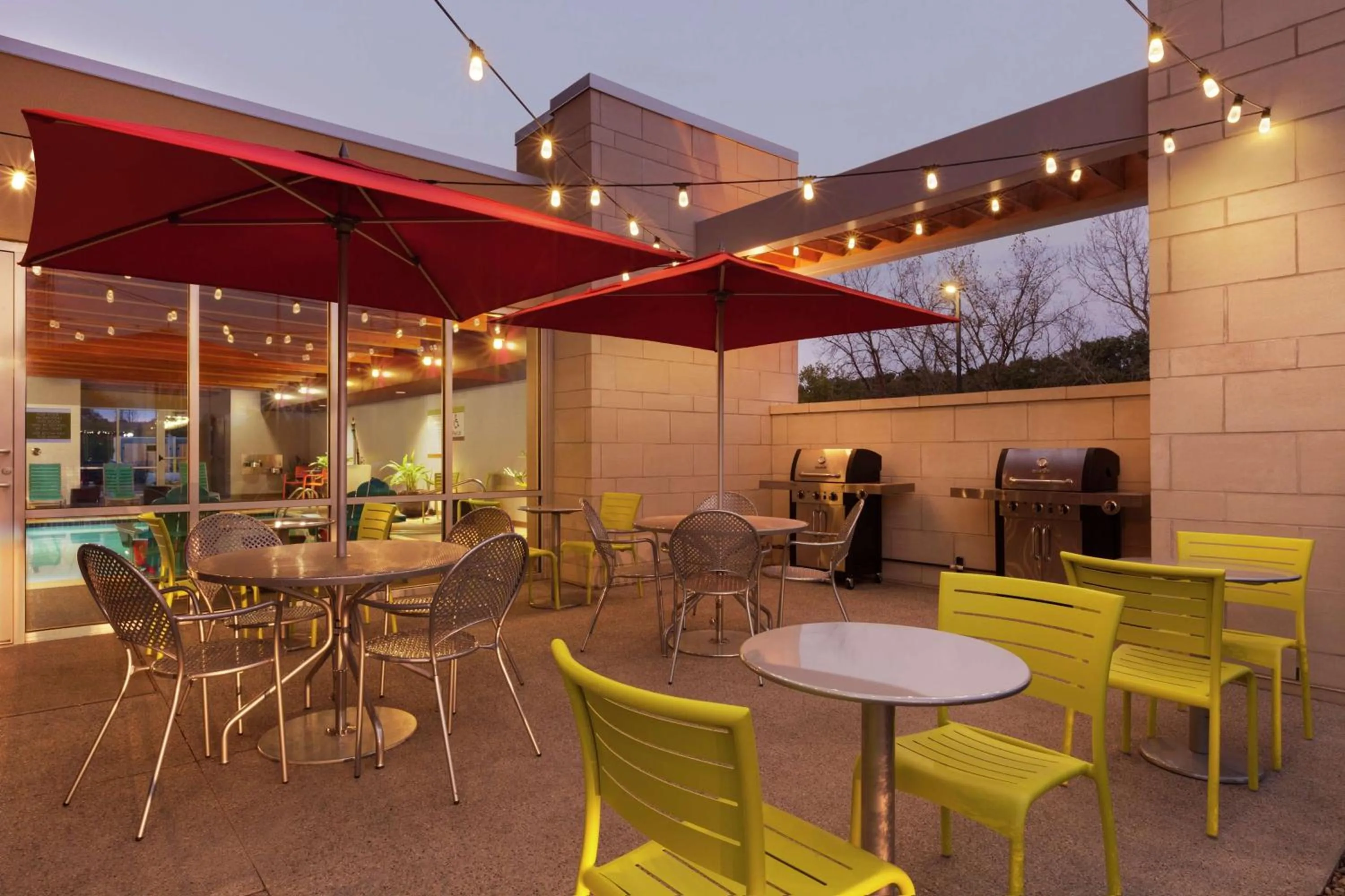 Dining area in Home2 Suites by Hilton Canton