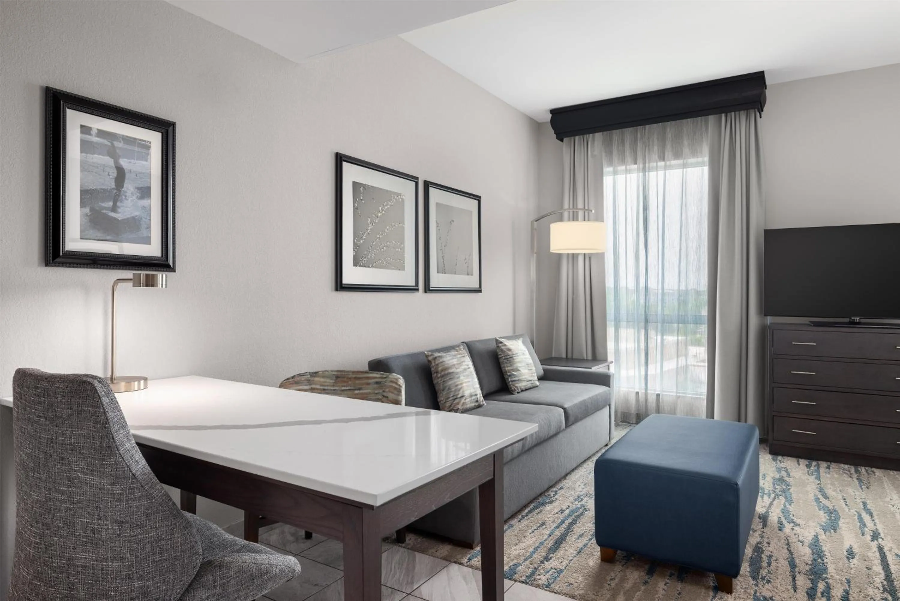 Living room in Embassy Suites Charlotte/Ayrsley