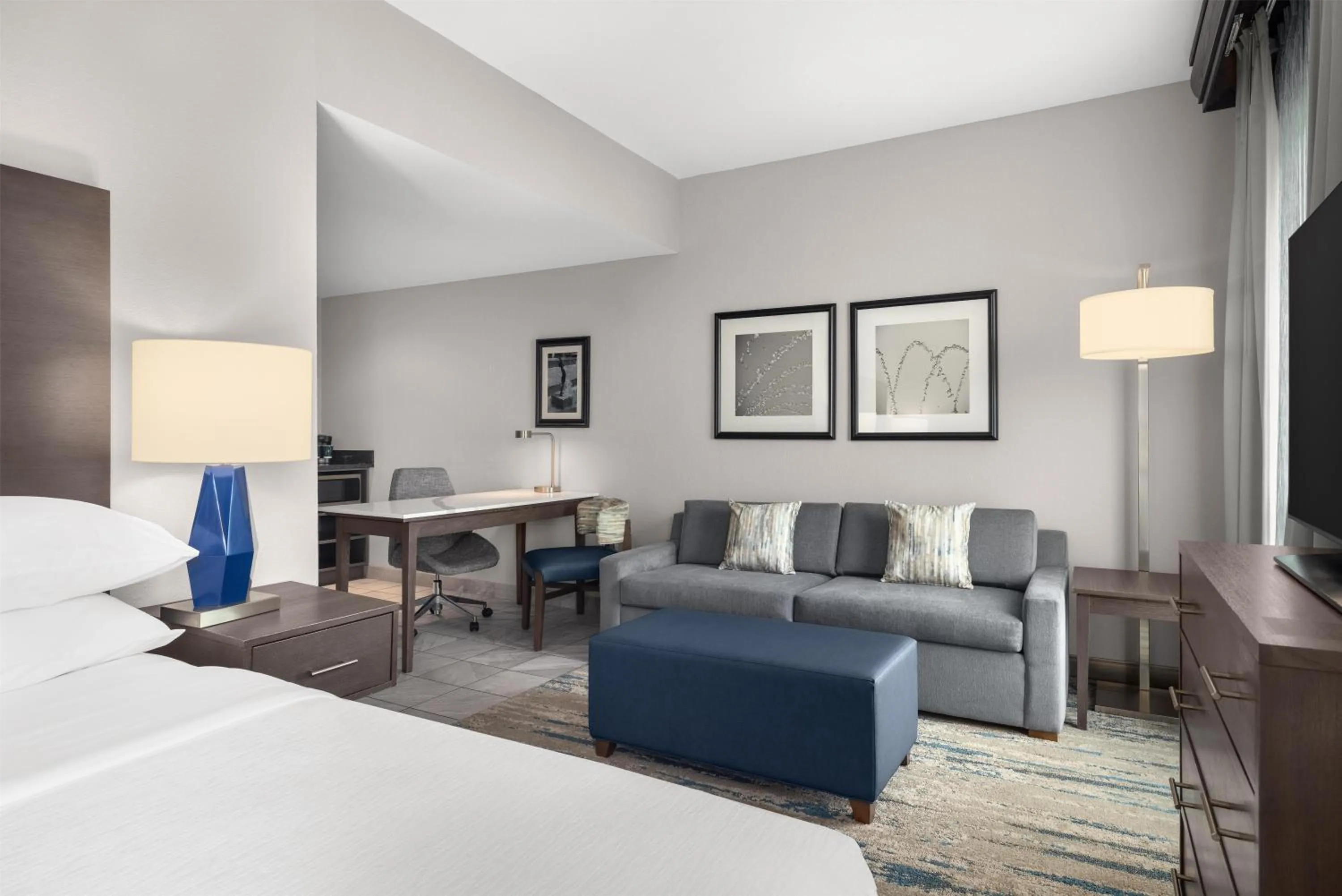 Living room, Bed in Embassy Suites Charlotte/Ayrsley