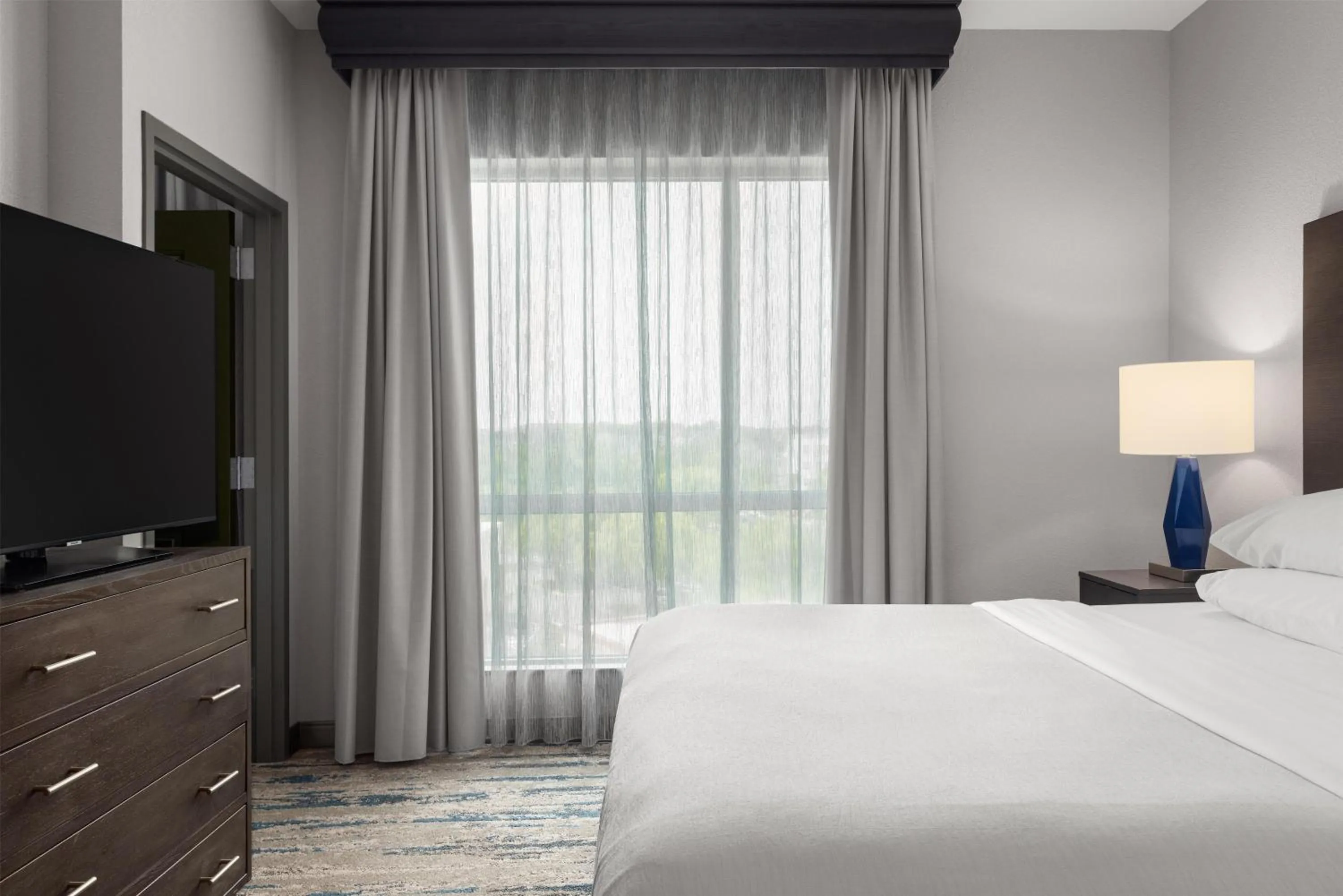 Bed in Embassy Suites Charlotte/Ayrsley