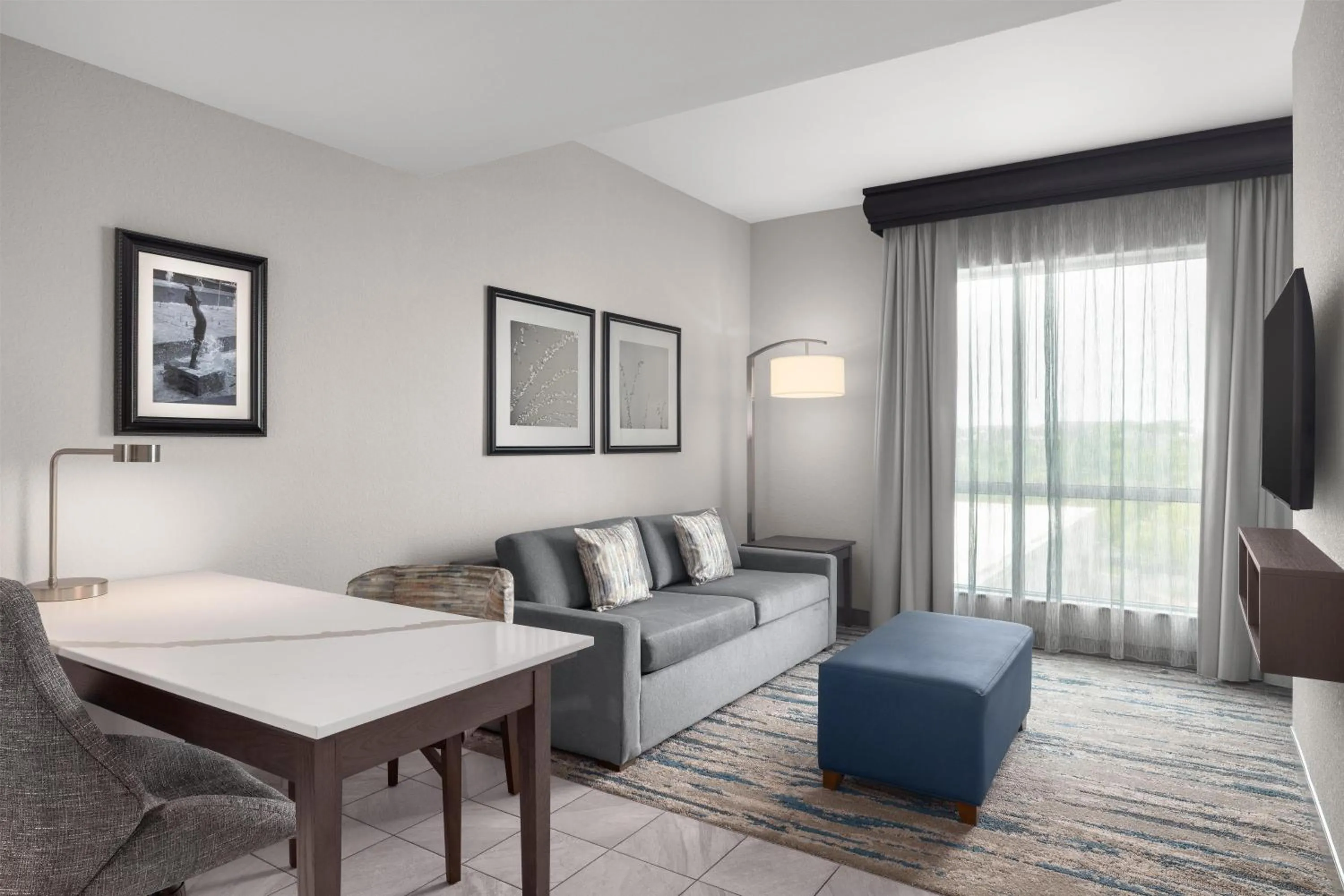 Living room in Embassy Suites Charlotte/Ayrsley