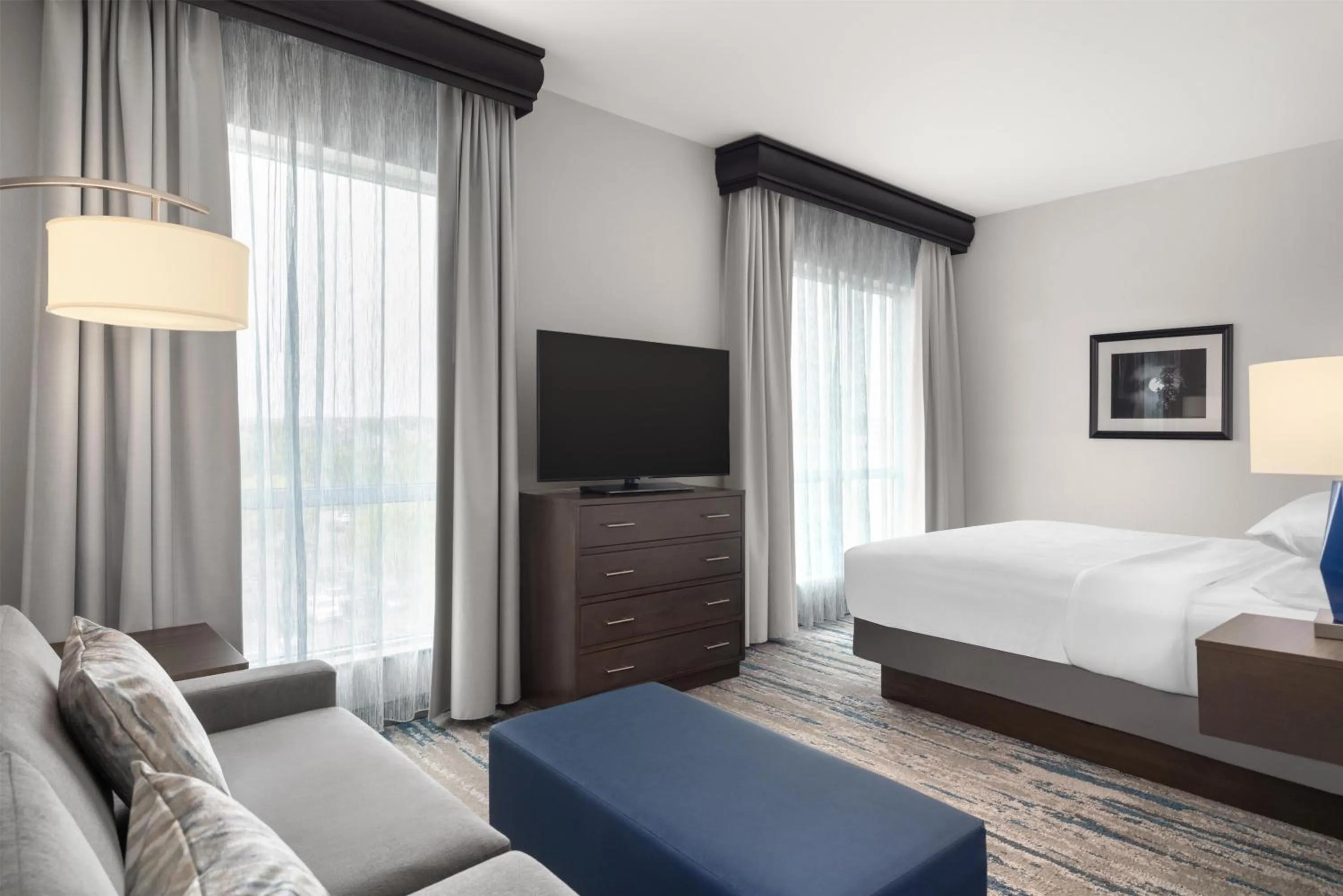 Bed in Embassy Suites Charlotte/Ayrsley