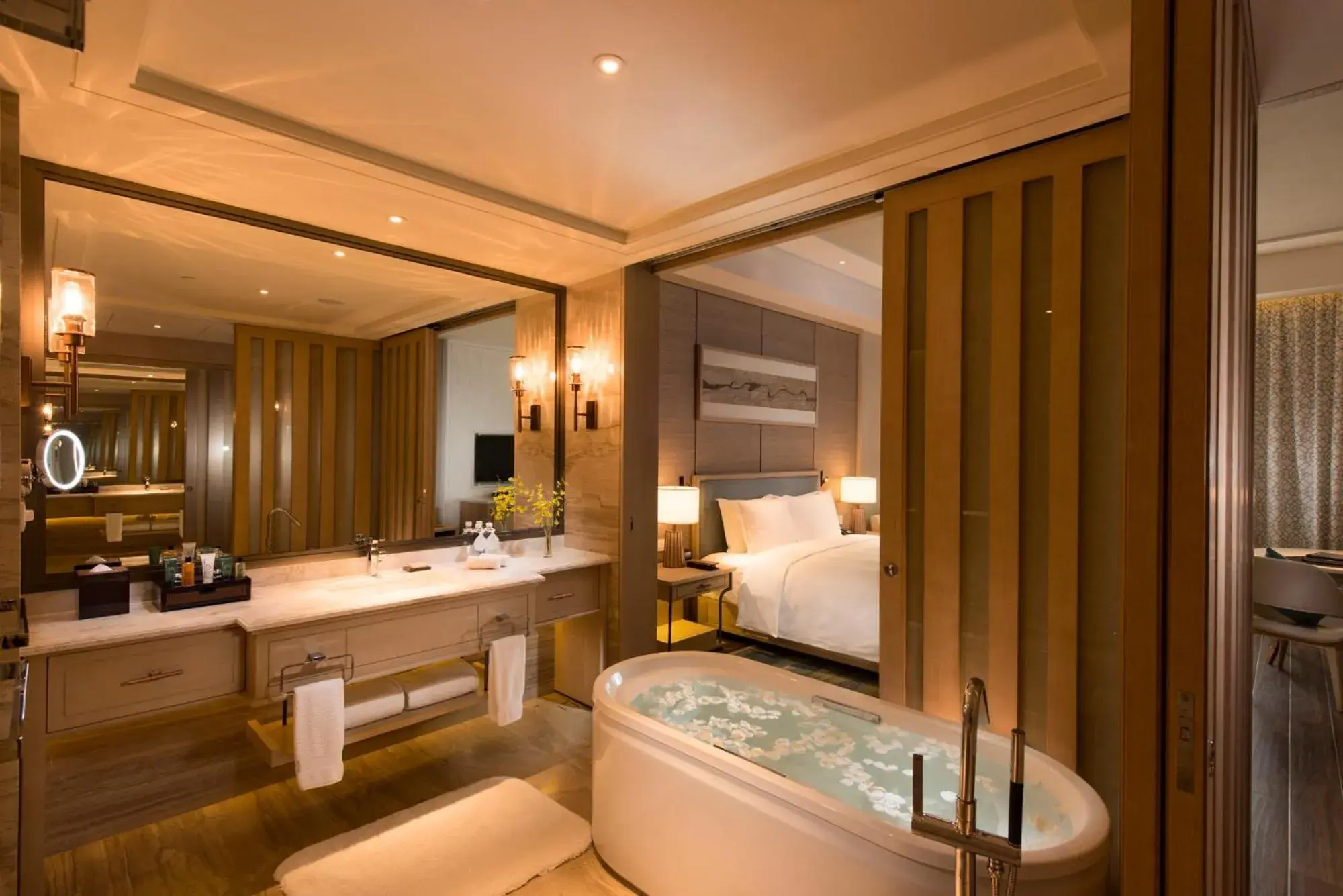 One-Bedroom Suite wth Lake View in Hilton Yuxi Fuxian Lake One-Bedroom Suite wth Lake View in Hilton Yuxi Fuxian Lake