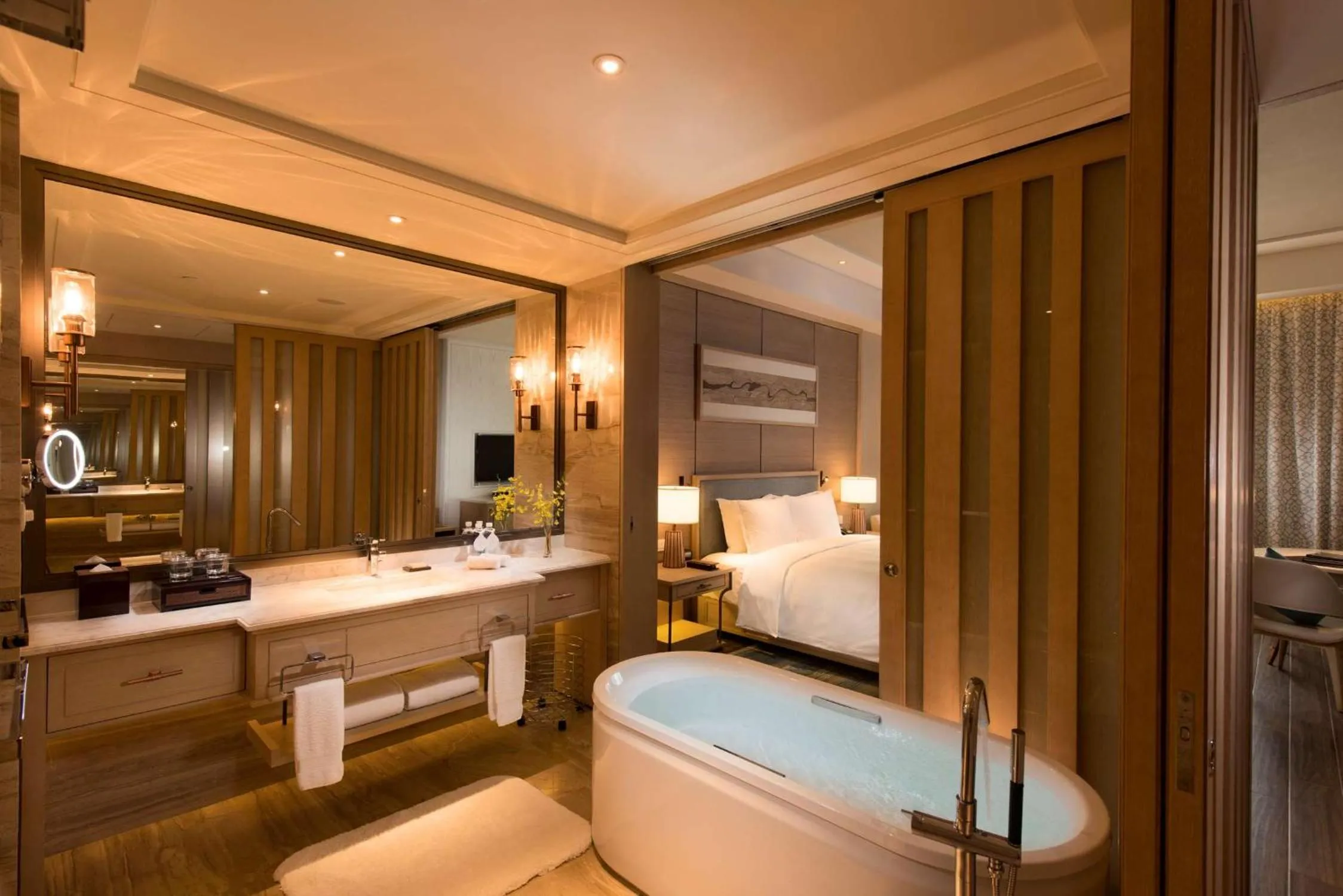 Bathroom, Bed in Hilton Yuxi Fuxian Lake
