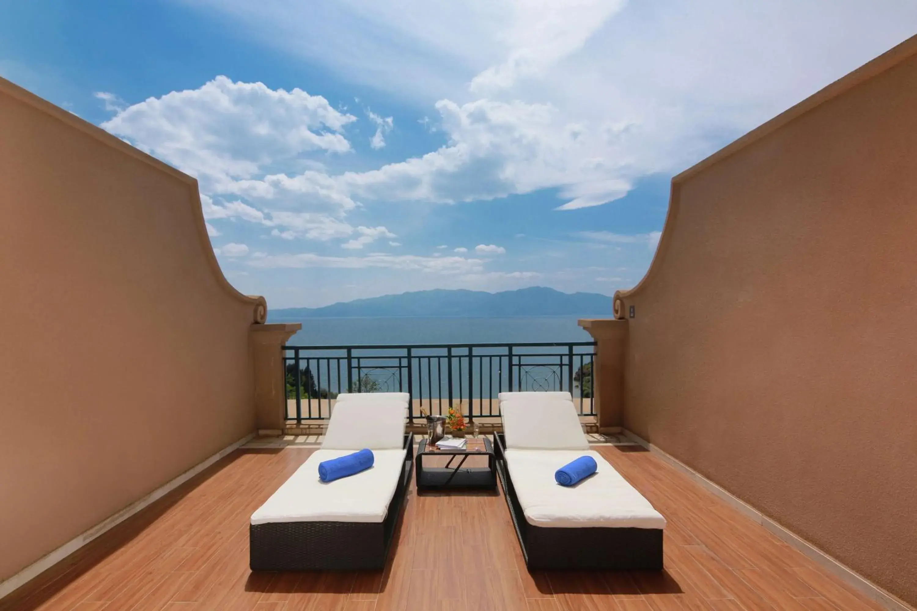 Premier Twin Room with Lake View in Hilton Yuxi Fuxian Lake Premier Twin Room with Lake View in Hilton Yuxi Fuxian Lake