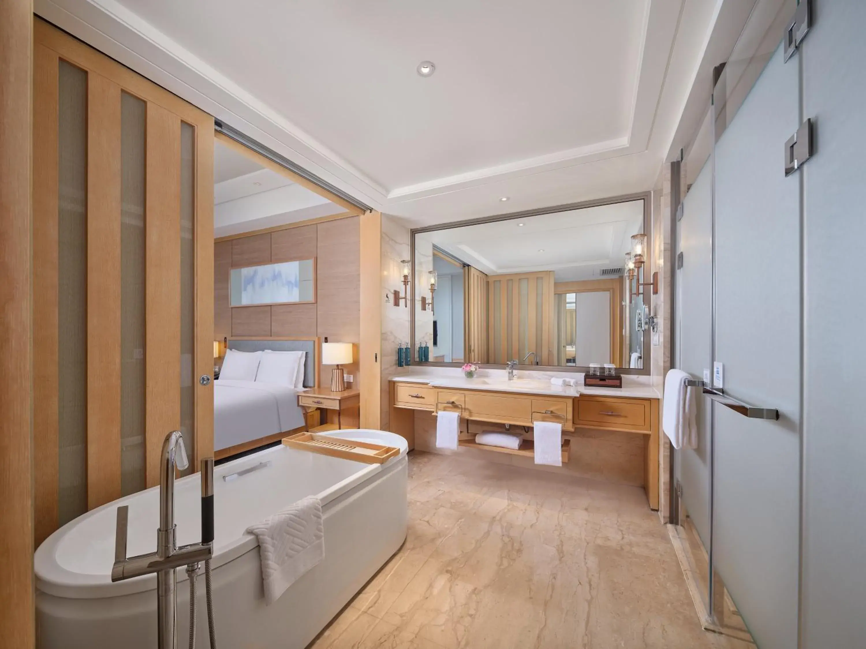 Deluxe King Room in Hilton Yuxi Fuxian Lake Deluxe King Room in Hilton Yuxi Fuxian Lake