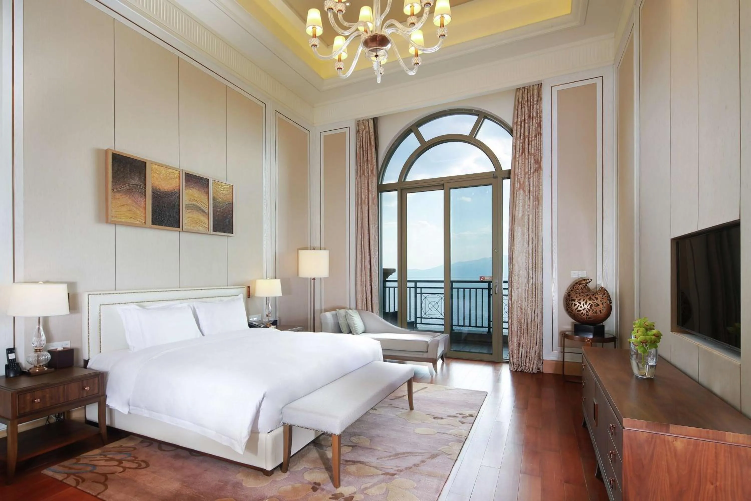 Living room, Bed in Hilton Yuxi Fuxian Lake