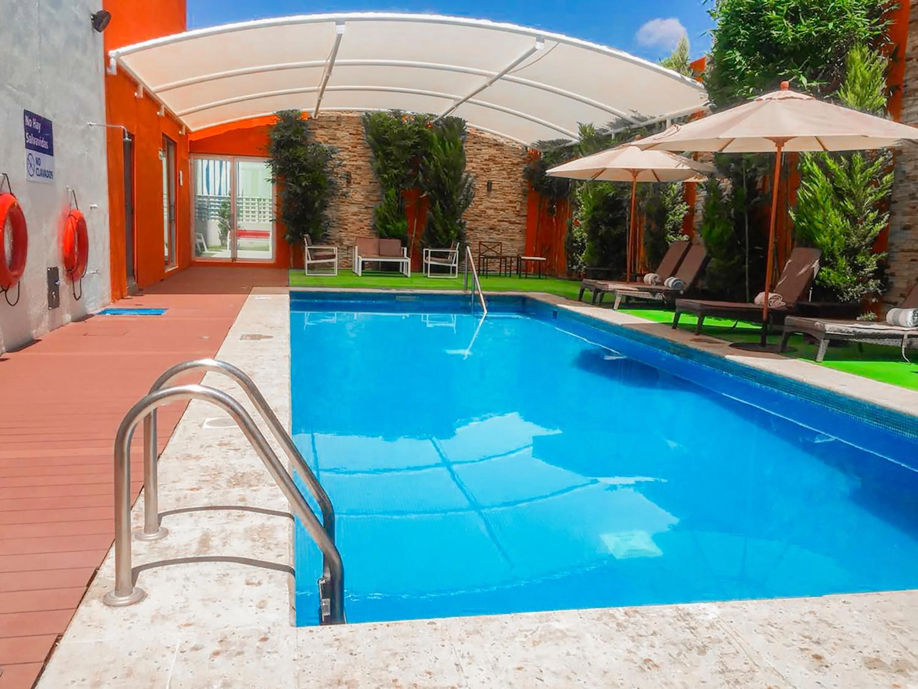 Swimming pool in Hampton Inn & Suites by Hilton Aguascalientes Aeropuerto