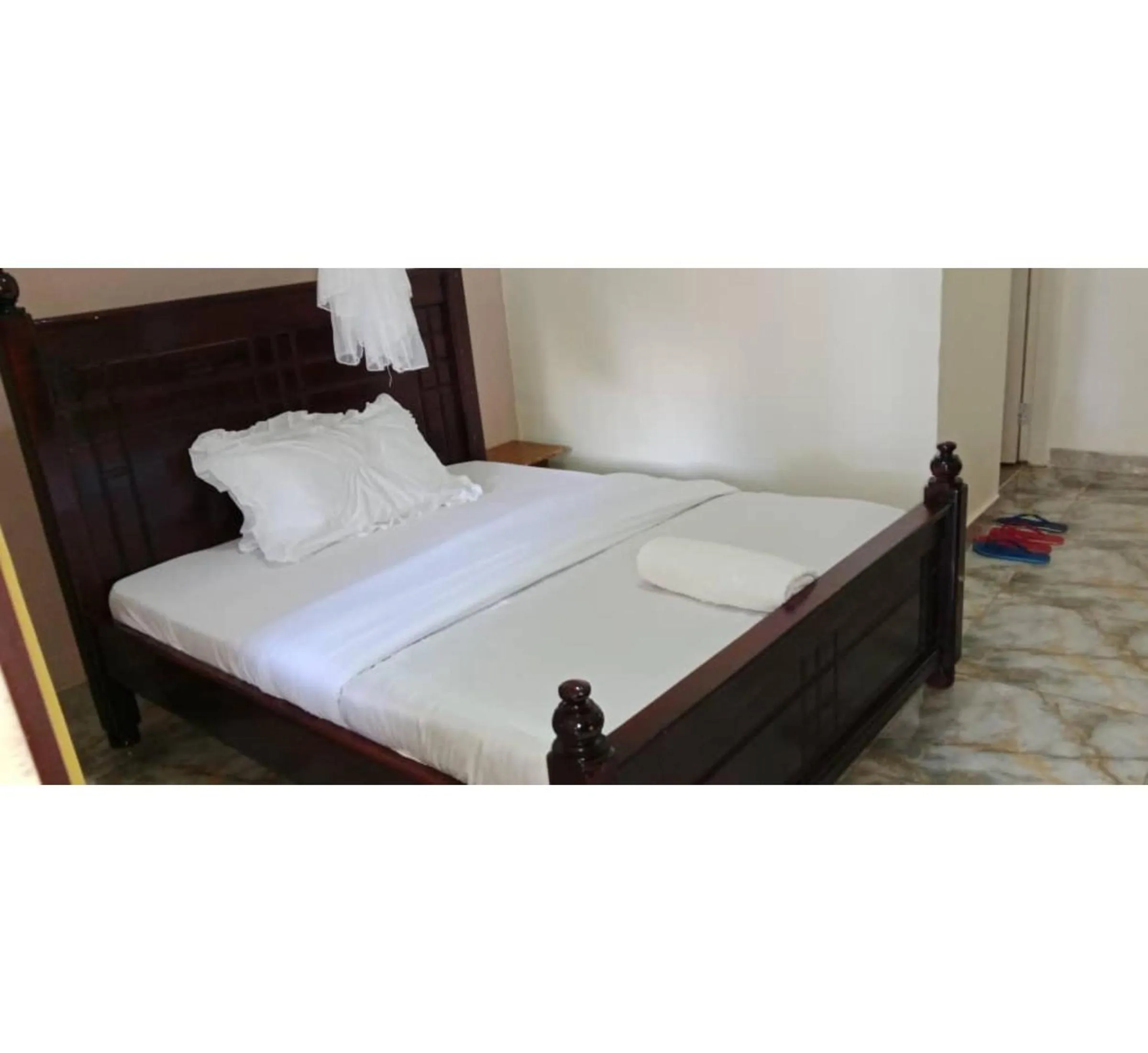 Bed in Gorilla African Guest House