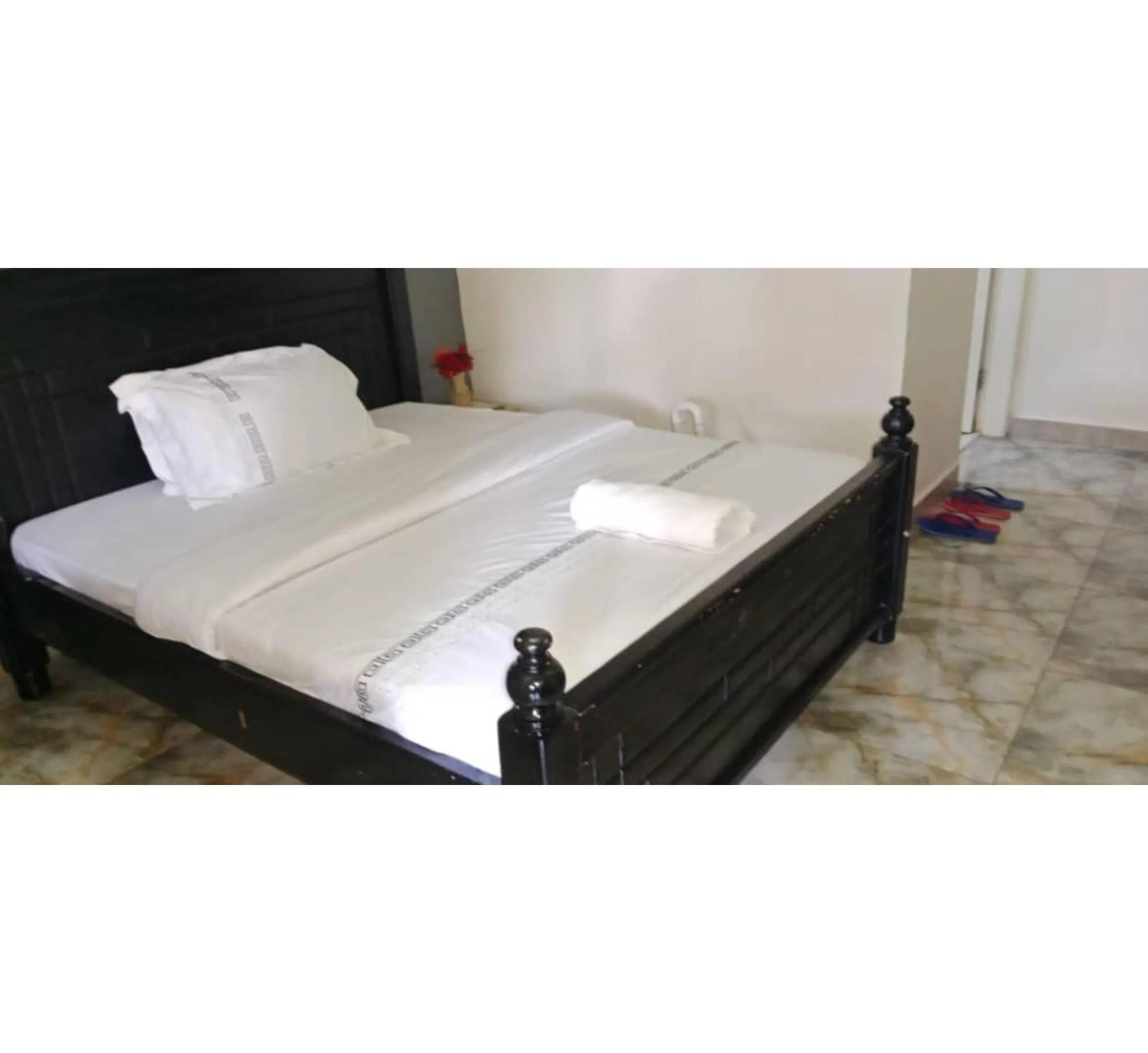 Bed in Gorilla African Guest House