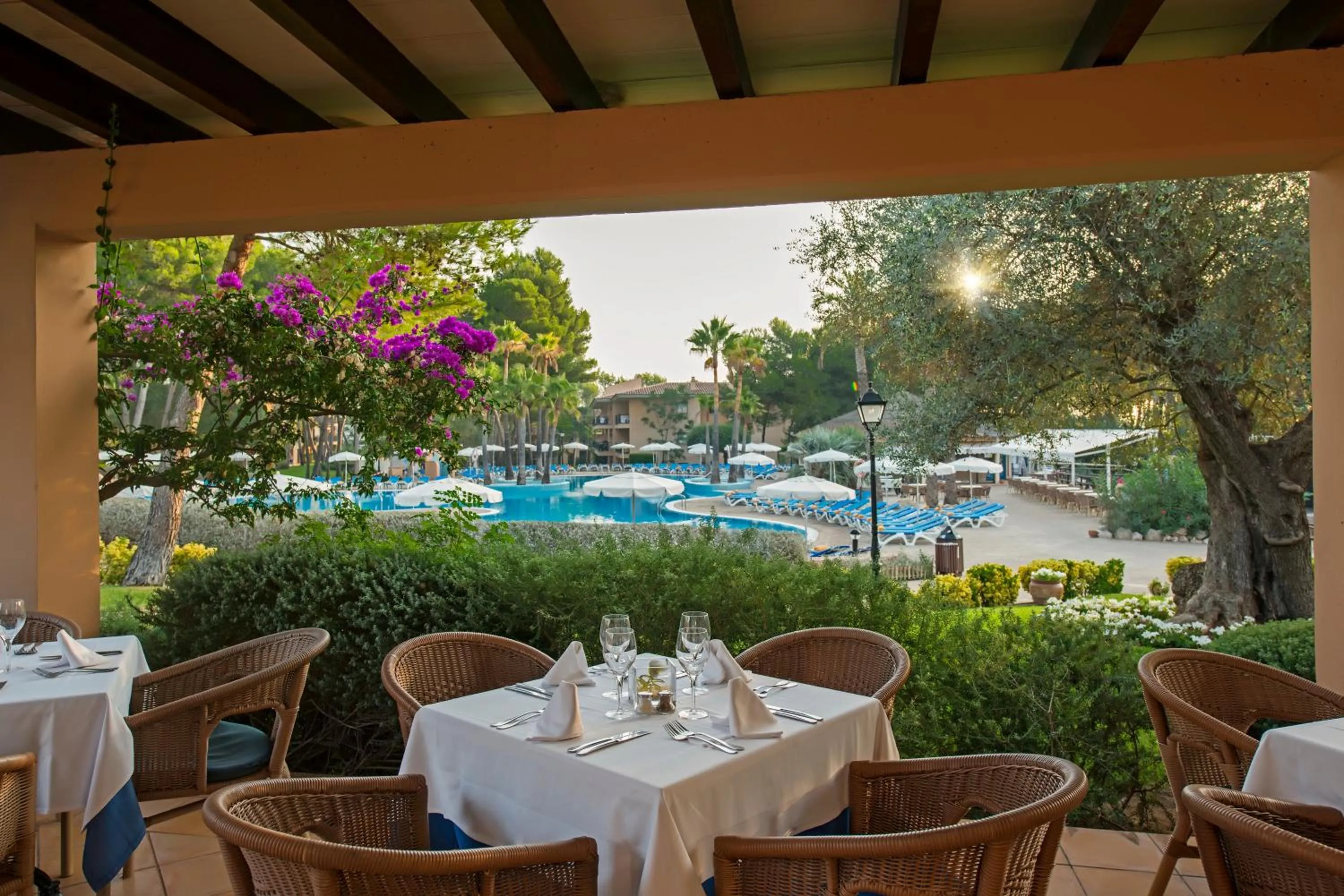 Restaurant/places to eat in Vell Mari Hotel & Resort
