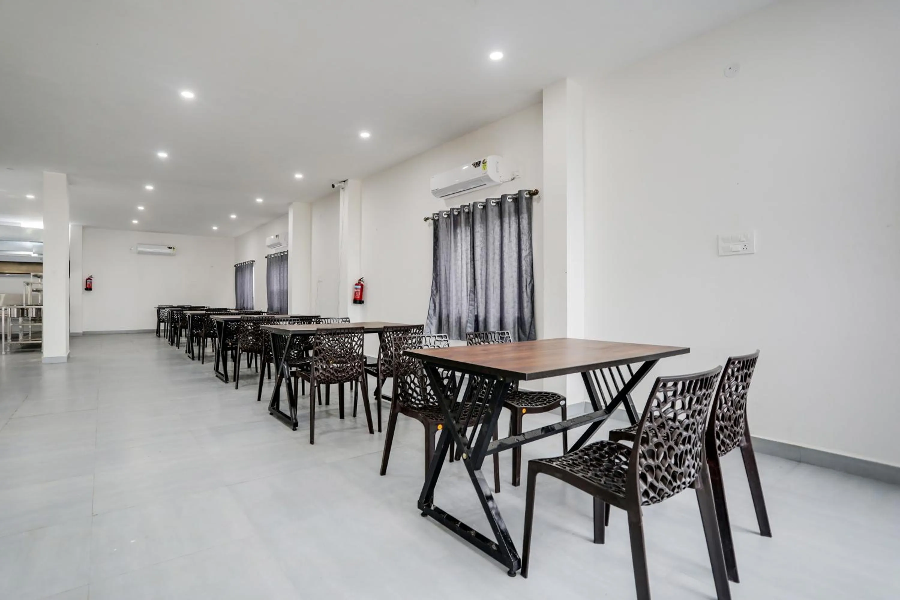 Restaurant/places to eat in Super Townhouse Shamshabad Near Airport