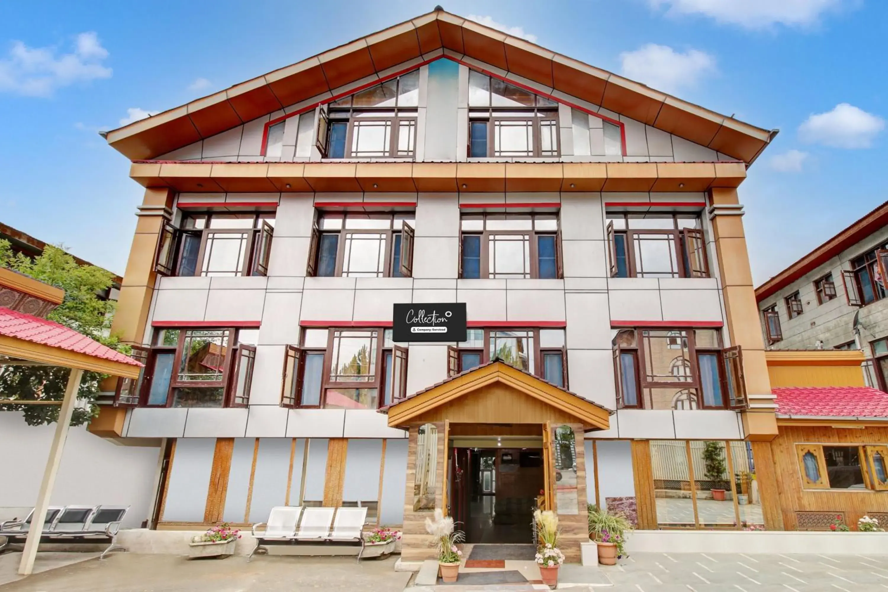 Facade/entrance in HOTEL LAVENDER Facade/entrance in HOTEL LAVENDER