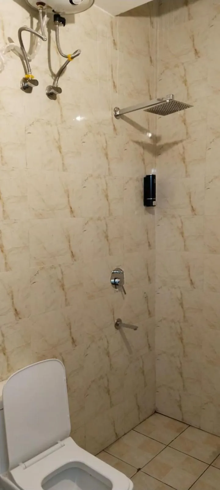 Shower in The Gange Hill By Green Bird Hospitality