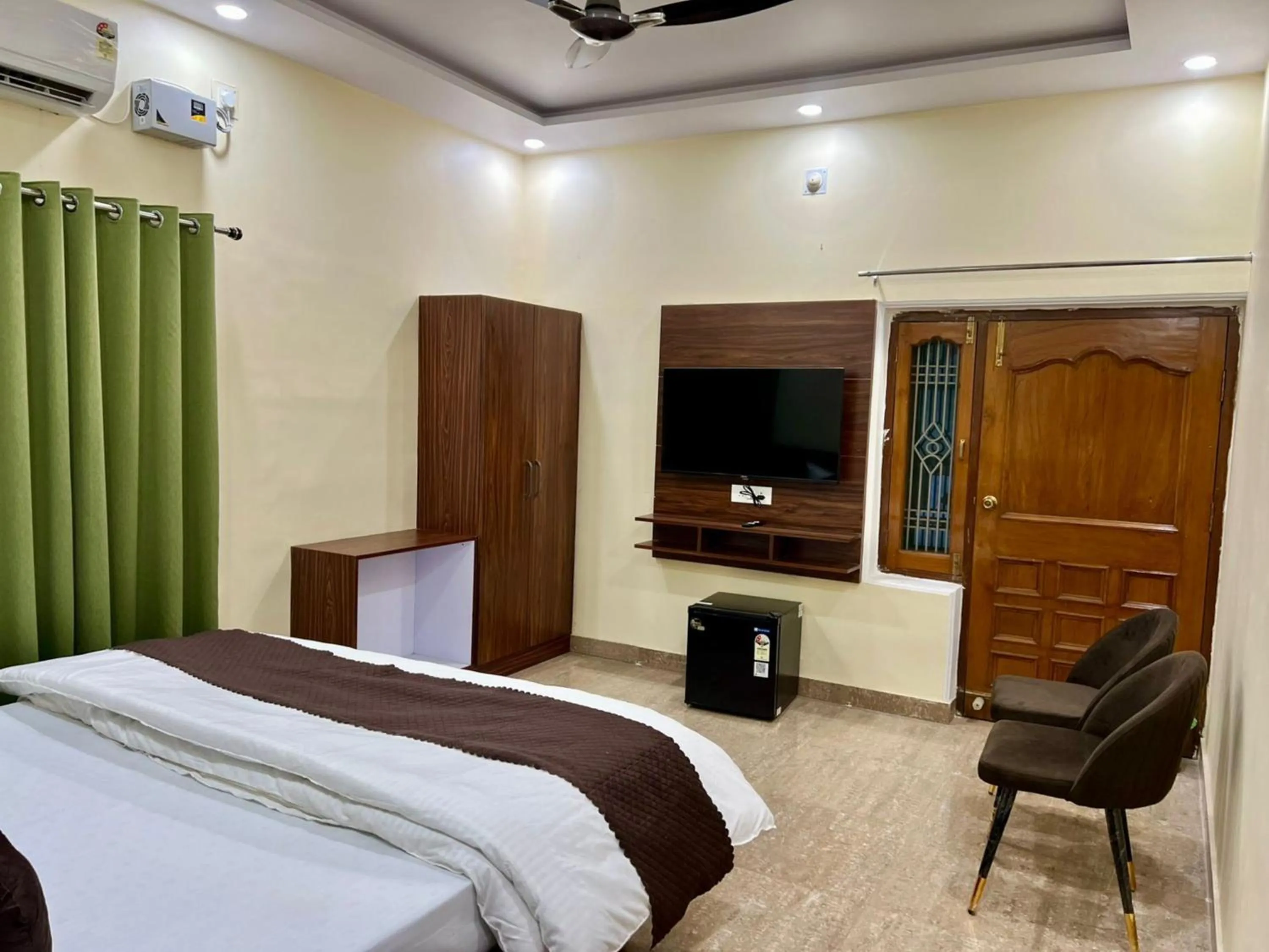 Communal lounge/ TV room, Bed in Om Kashi Villa