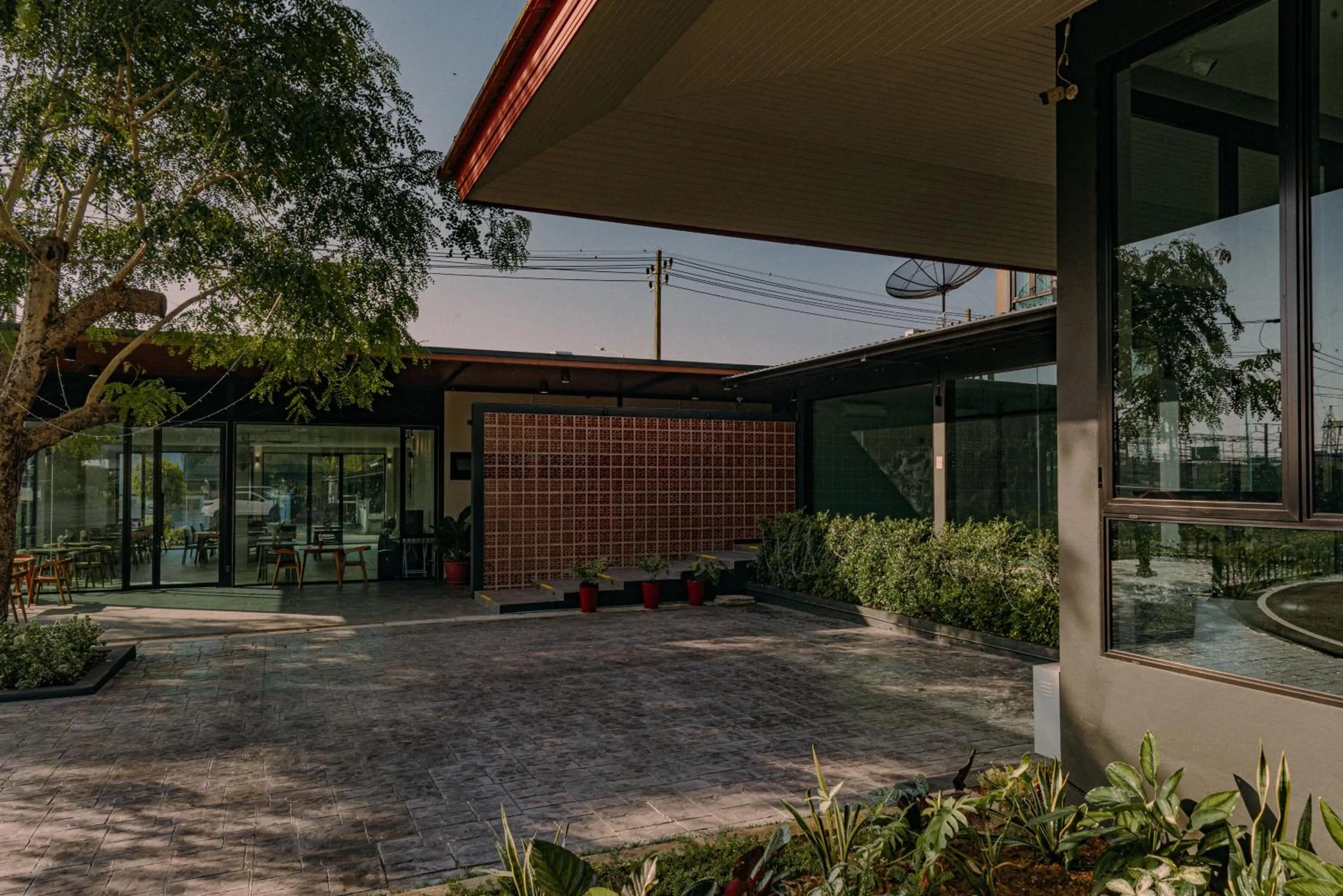 Restaurant/places to eat in The Horizon Groove Hotel