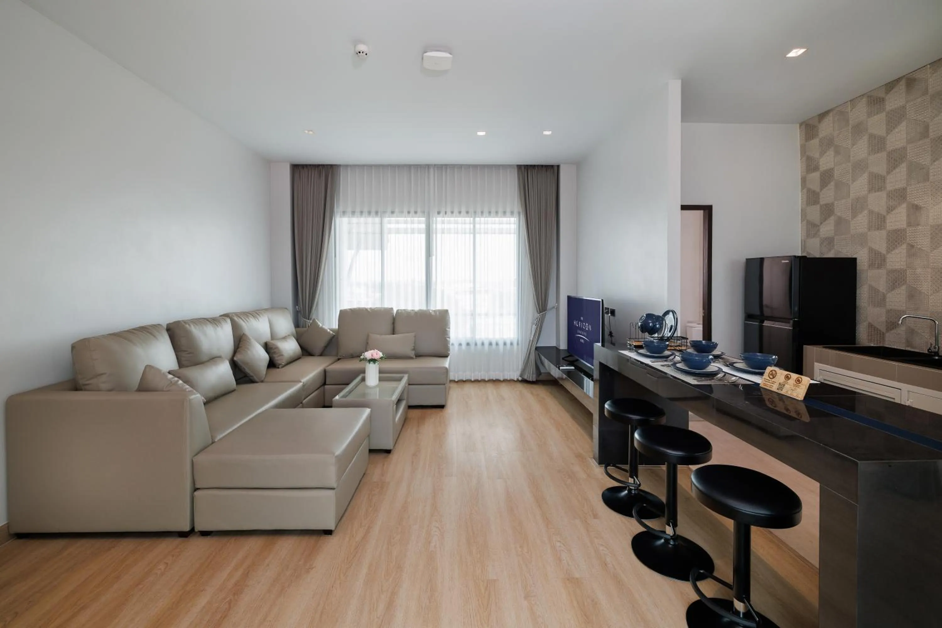 Communal lounge/ TV room in The Horizon Groove Hotel