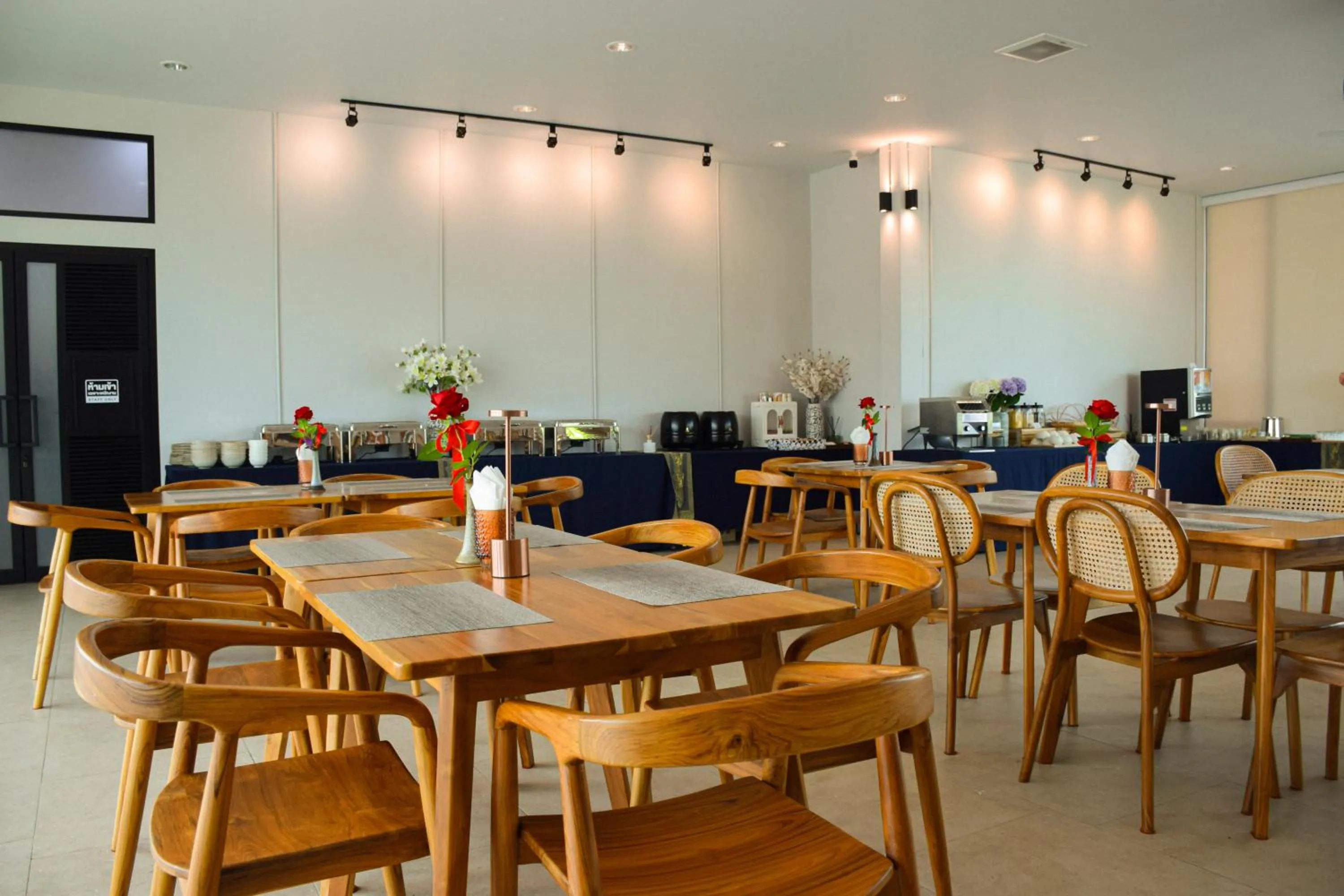 Restaurant/places to eat in The Horizon Groove Hotel