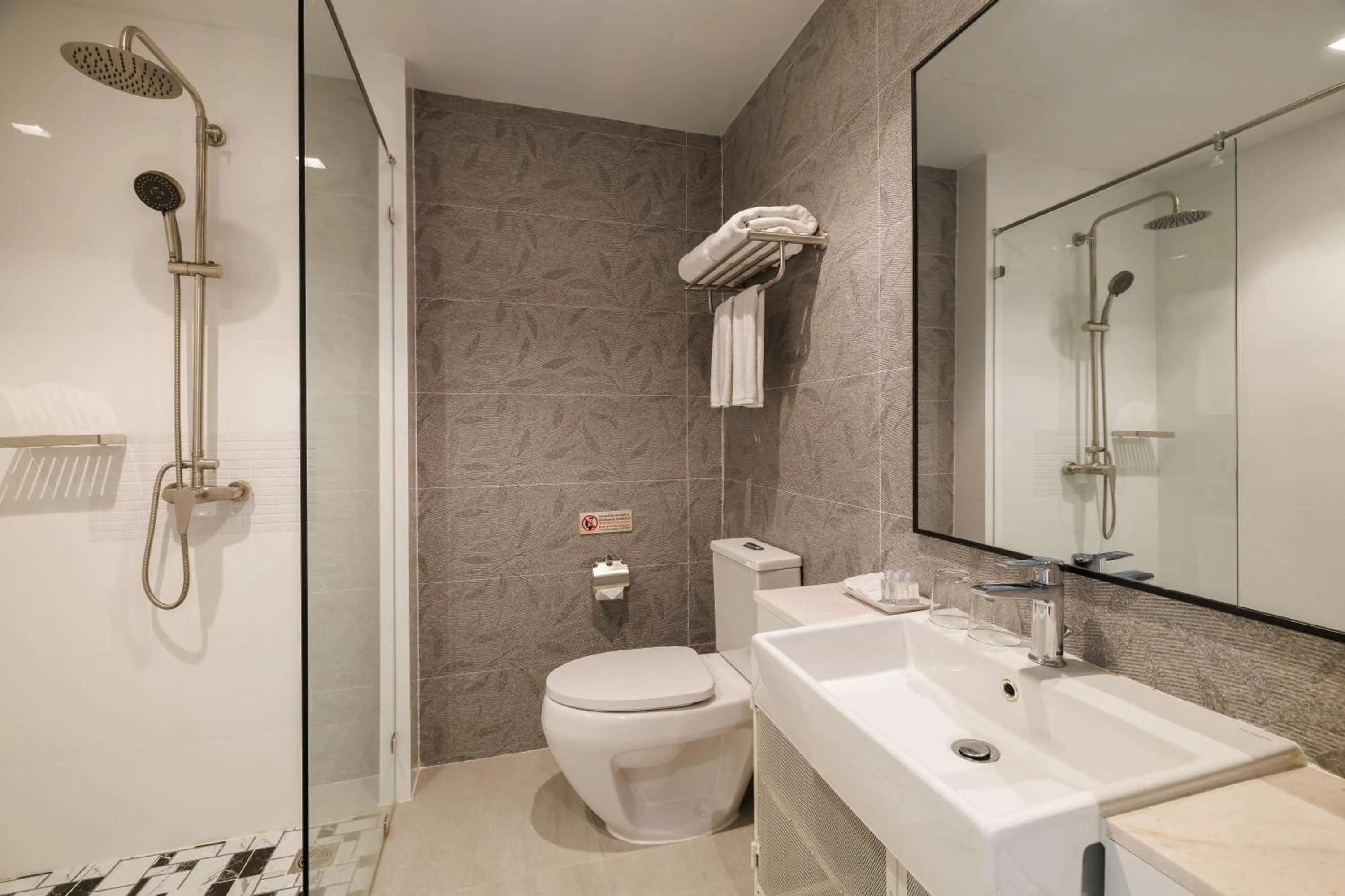 Shower in The Horizon Groove Hotel