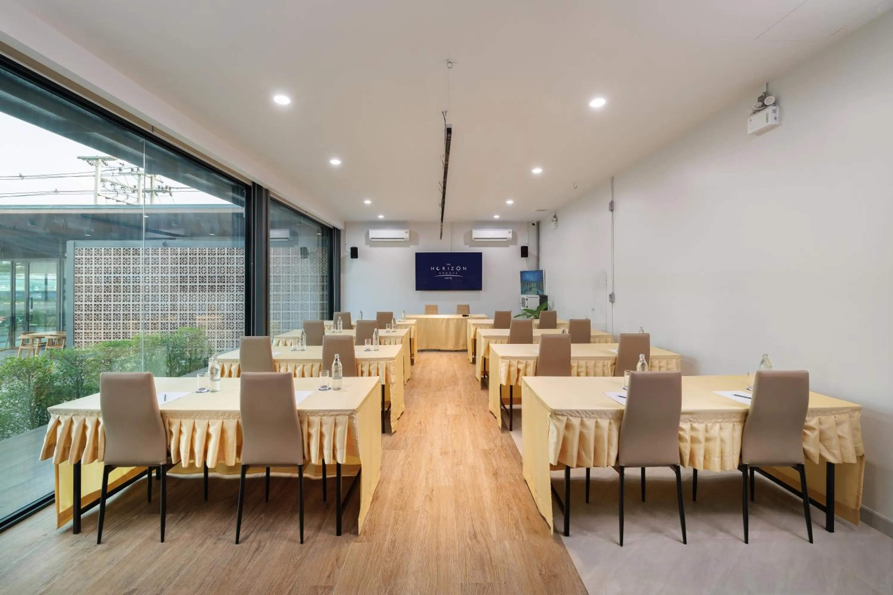 Restaurant/places to eat in The Horizon Groove Hotel