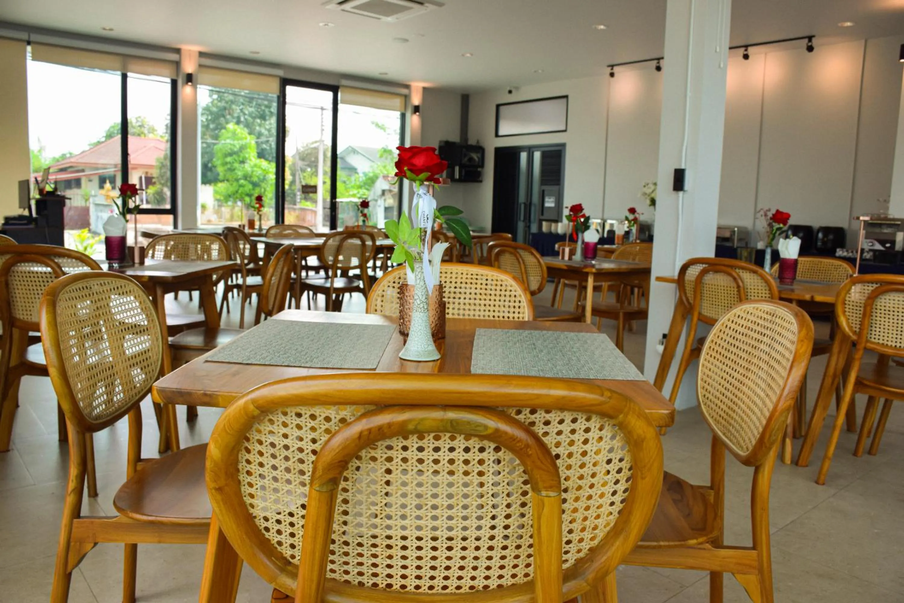 Restaurant/places to eat in The Horizon Groove Hotel