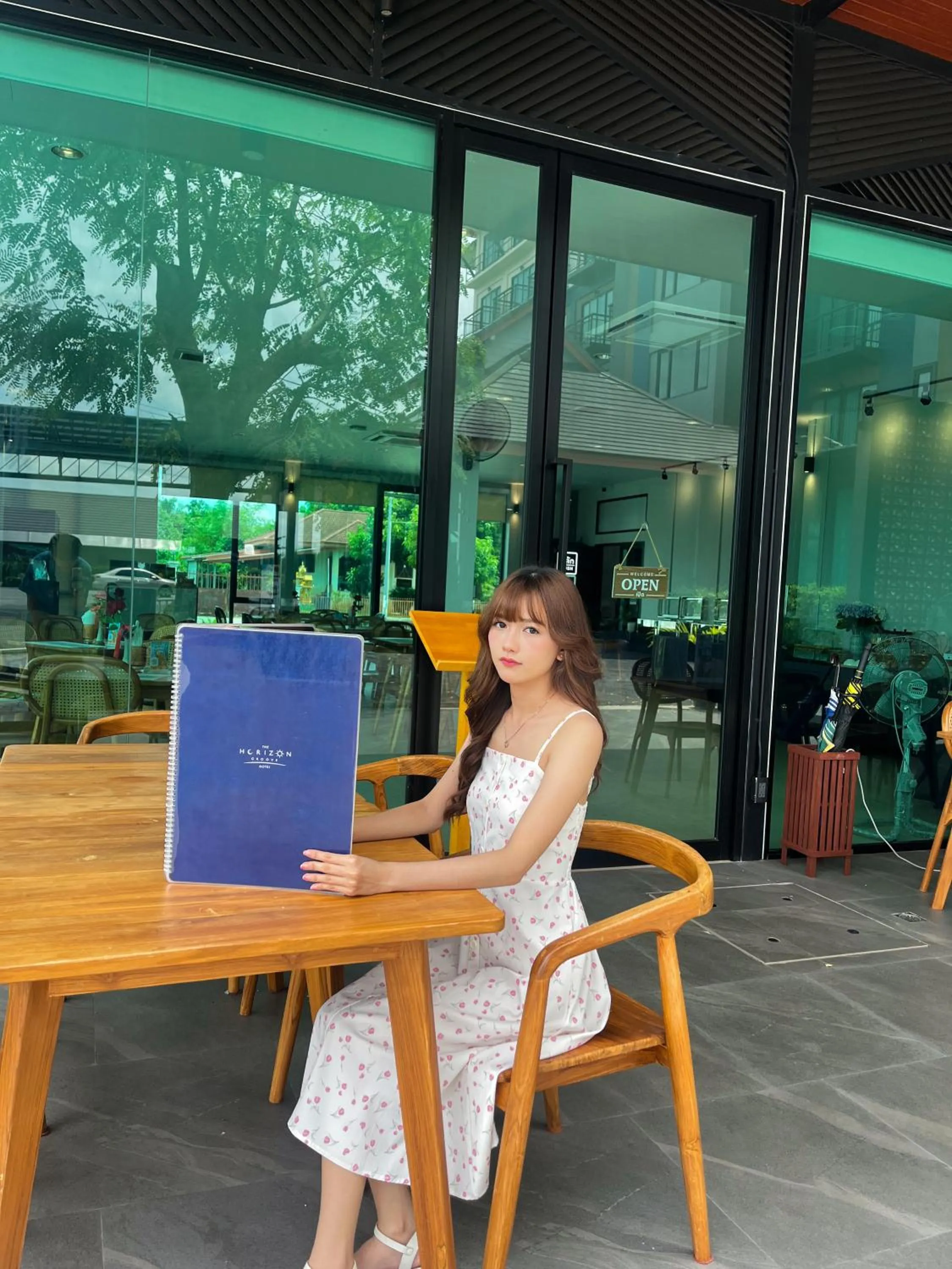 Restaurant/places to eat in The Horizon Groove Hotel